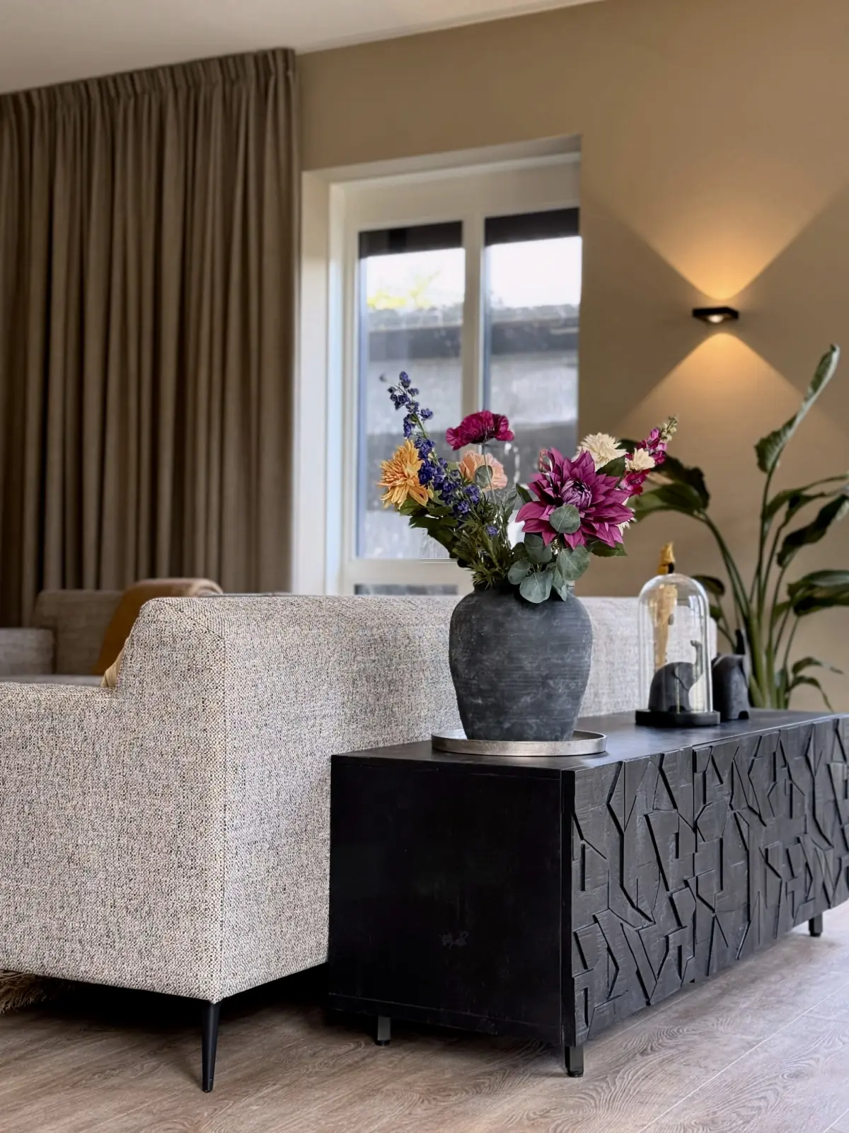 Dressoir achter de bank in ouderenzorglocatie Heiloo