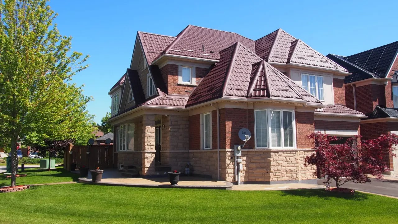Metal roof on home Joliette - 50-year warranty