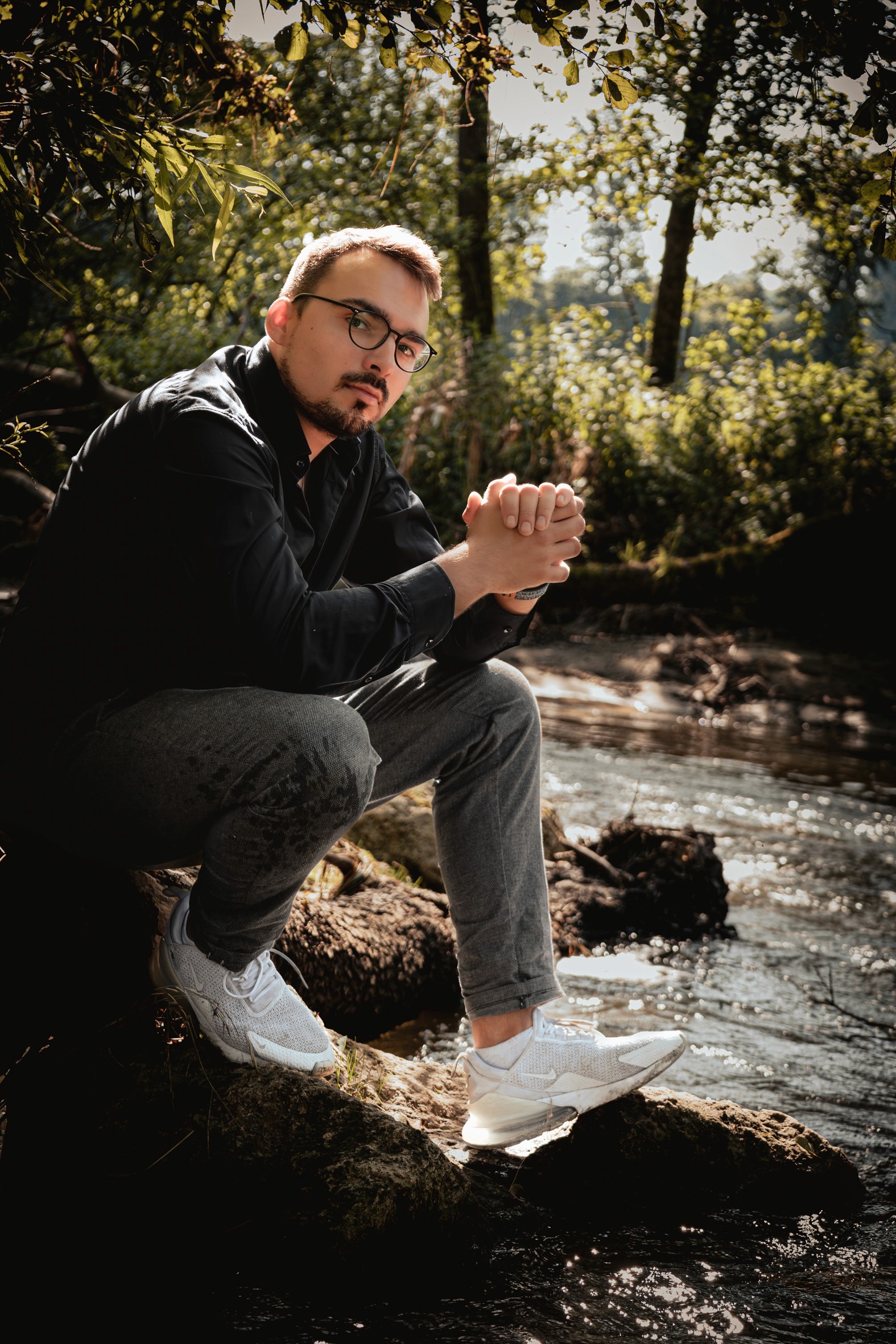 Portrait von Joachim Schimming sitzt an der Zusam