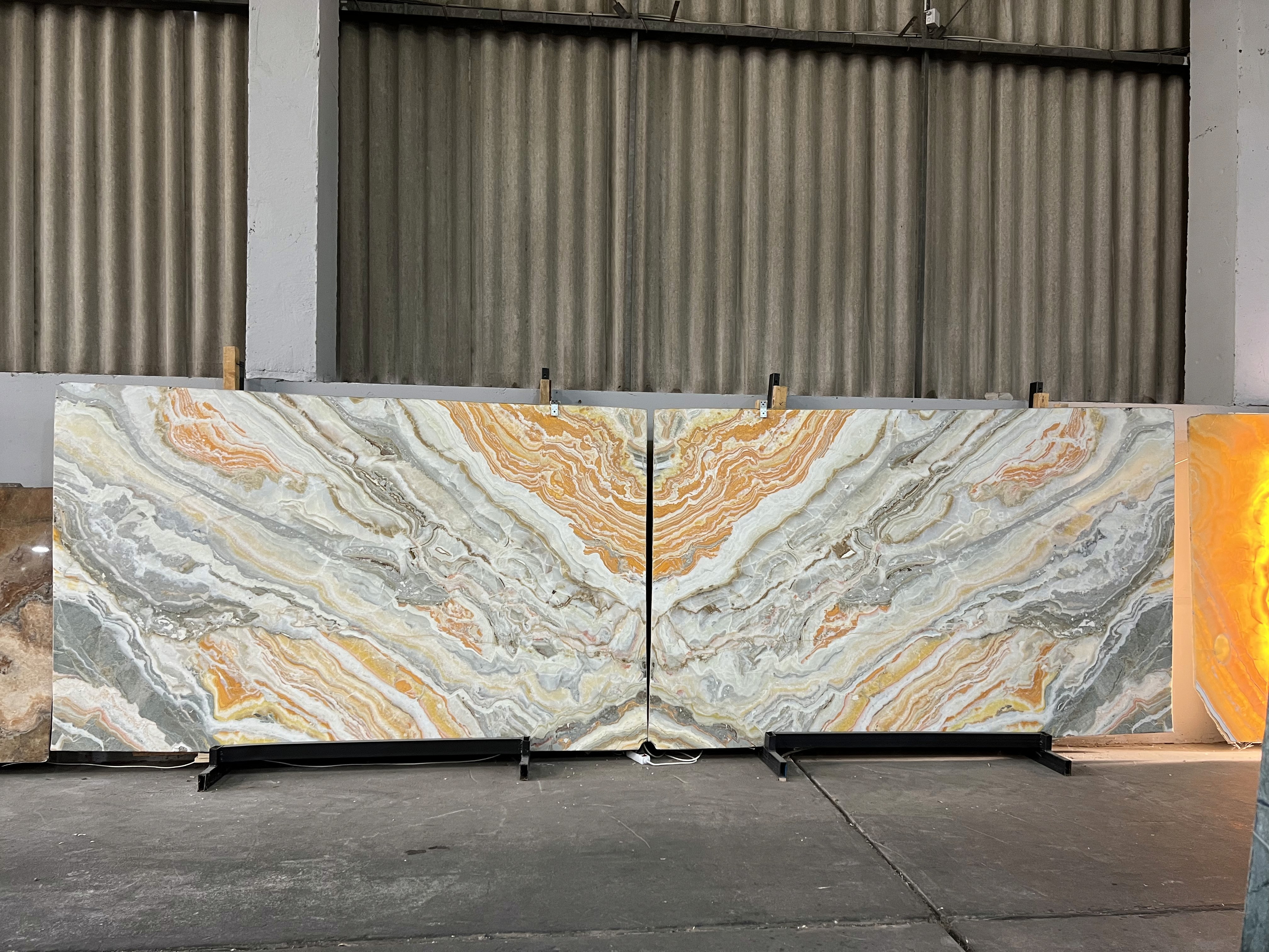 Onyxplatten mit orange-grauen Wellenmustern