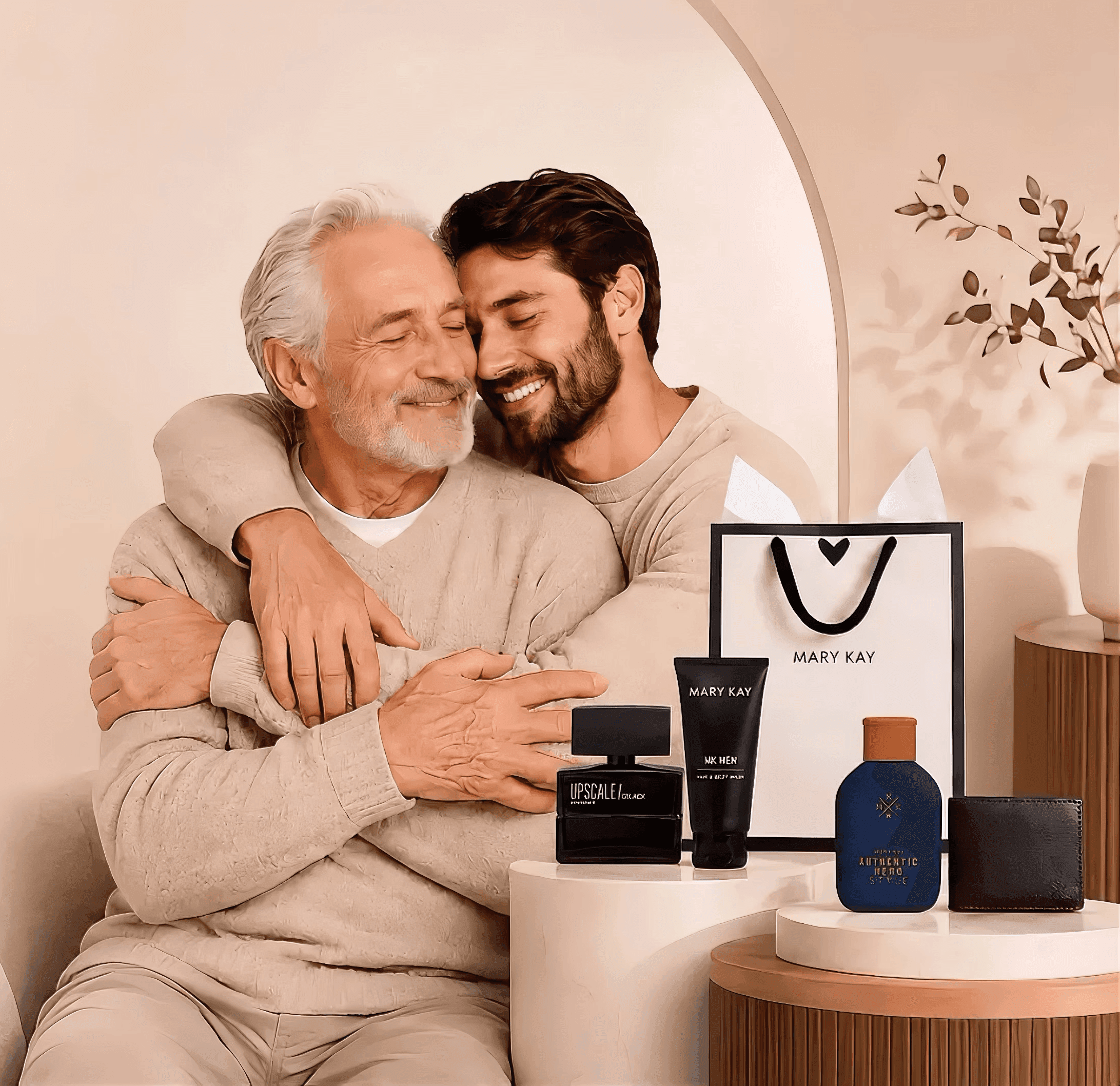 Pai e filho abraçados ao lado de fragrâncias, cuidados masculinos e acessórios Mary Kay para o Dia dos Pais.