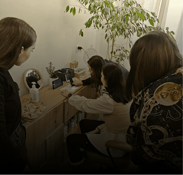 Praktická výuka kurzu head spa u pracovního stolu se studentkami