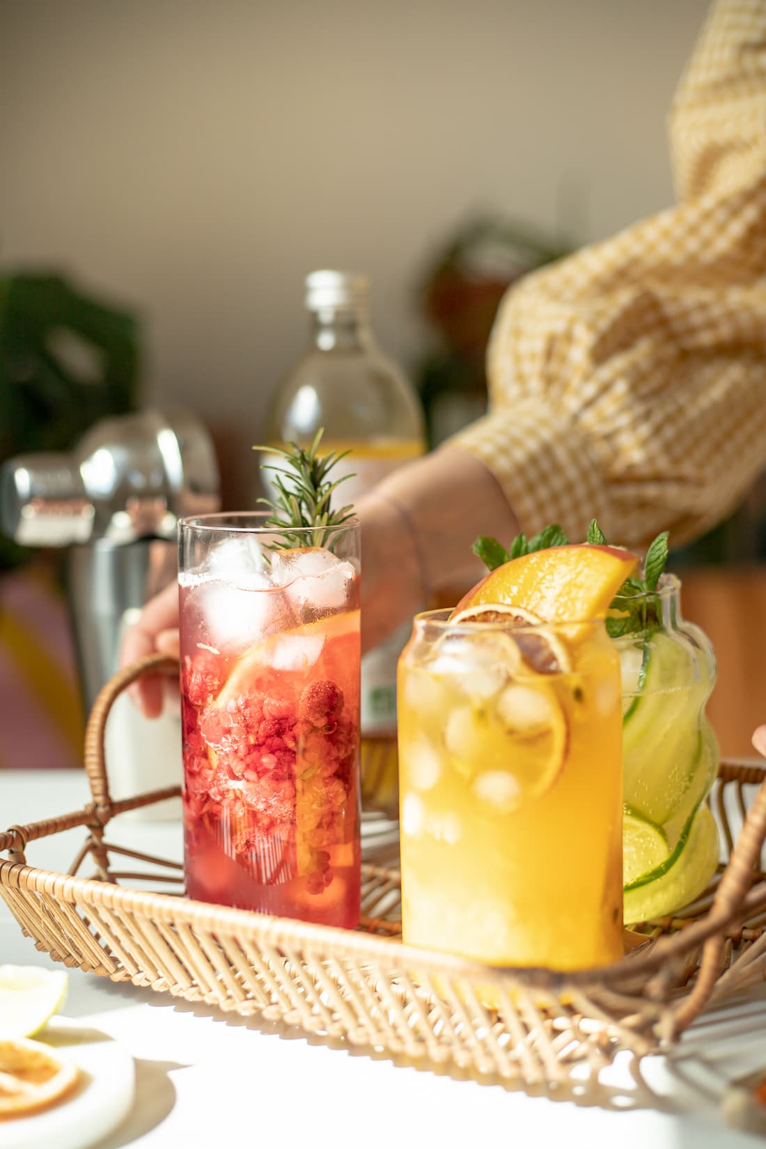 Un plateau de mocktails colorés