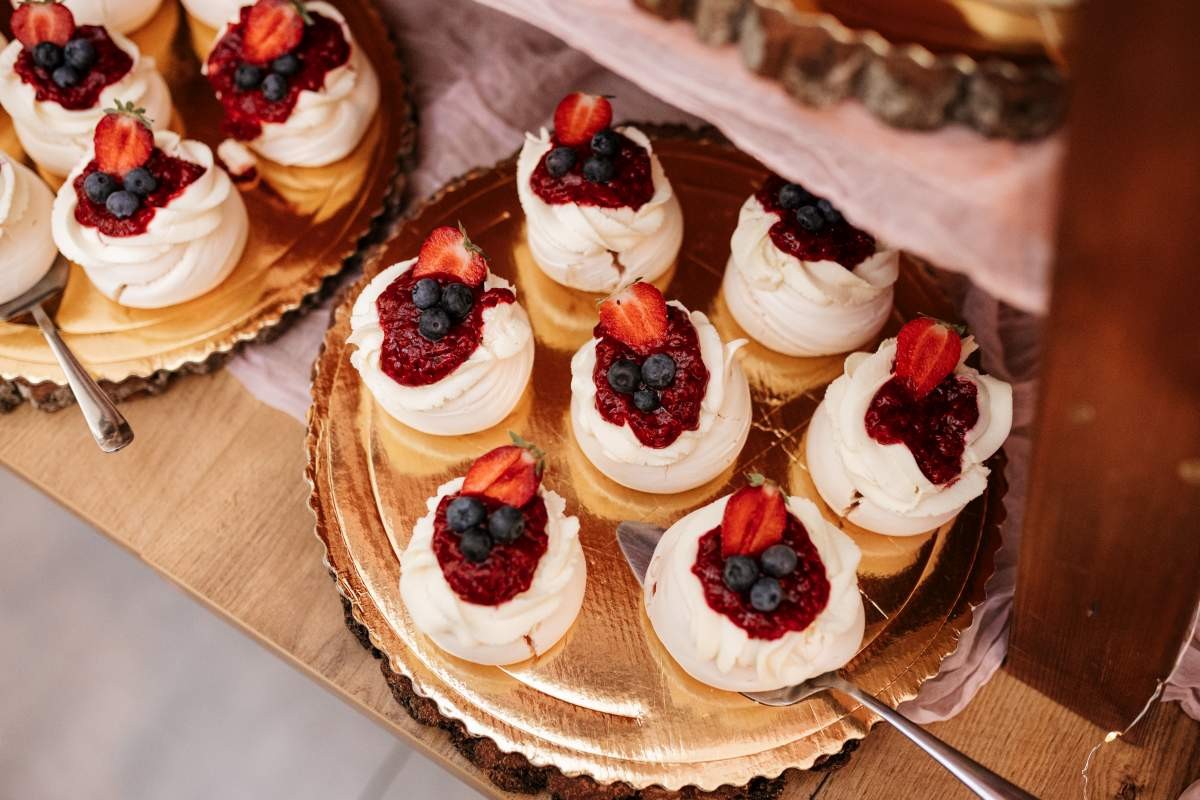 Desery z owocami podawane podczas przyjęcia w restauracji