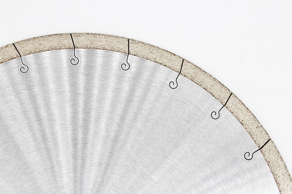 Detailed view of the segment design on a sintered diamond saw blade for ceramic, emphasizing the connection between segments and the blade body.