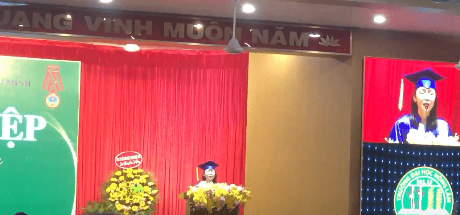 Ảnh 1. Mentor Phương Uyên đại diện Tân cử nhân phát biểu trong Lễ tốt nghiệp