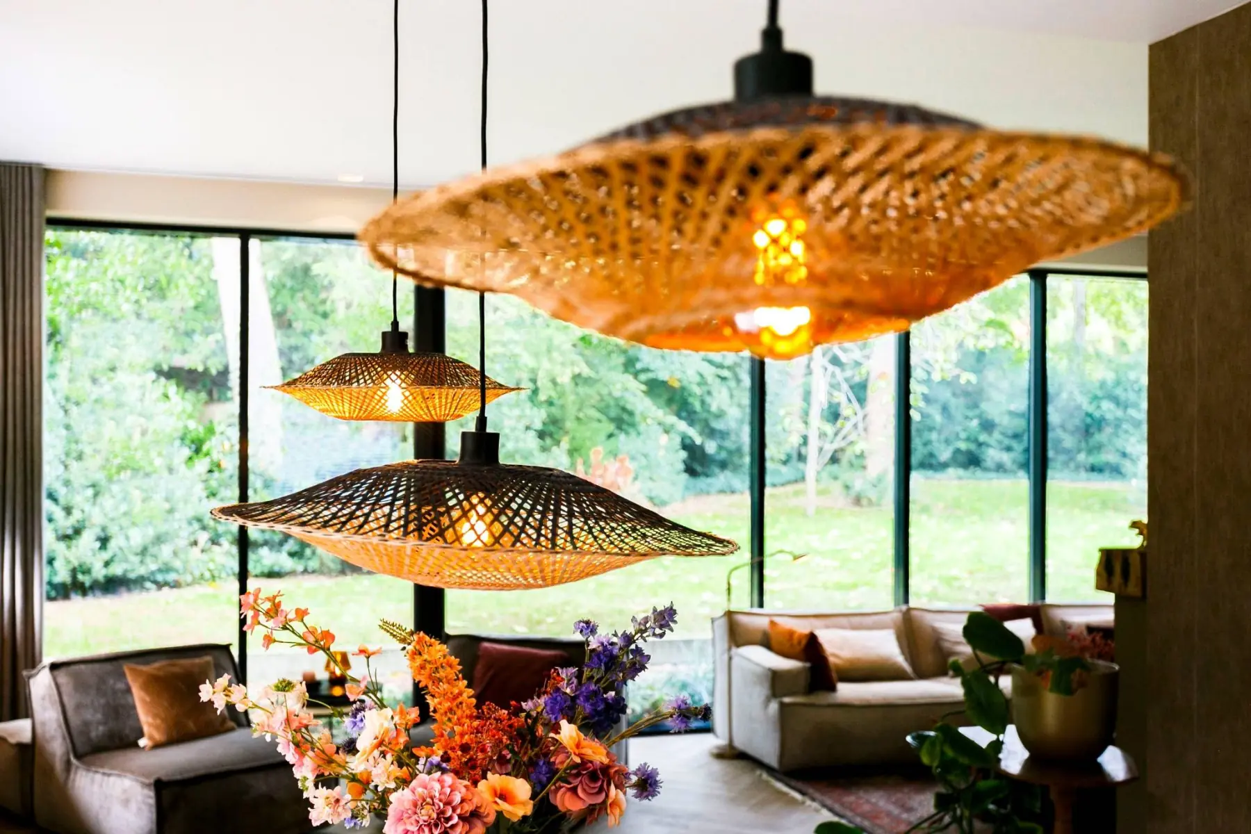 Warm interieur van bosvilla met rotan hanglampen