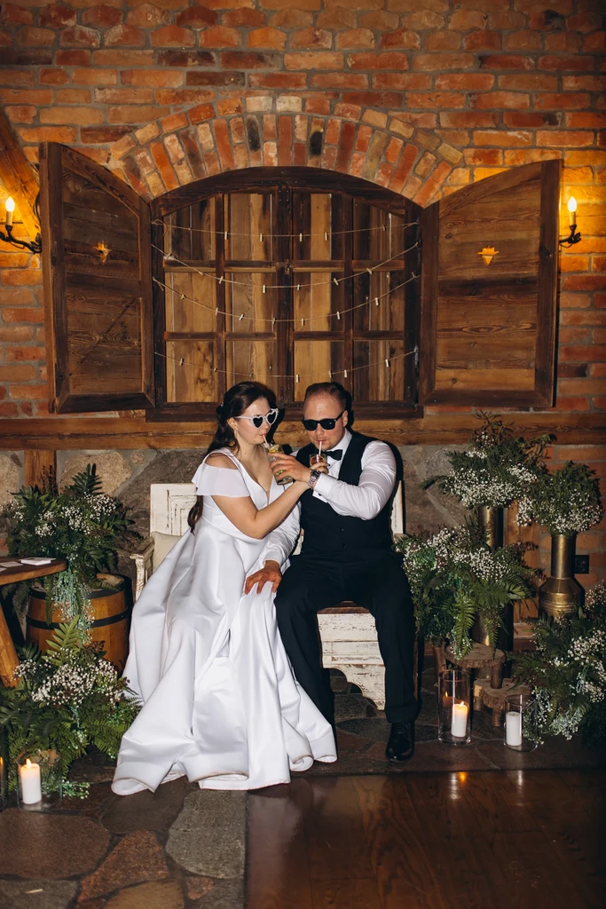 Barman na wesele zabawia gości po udanej obsłudze barmańskiej wesela