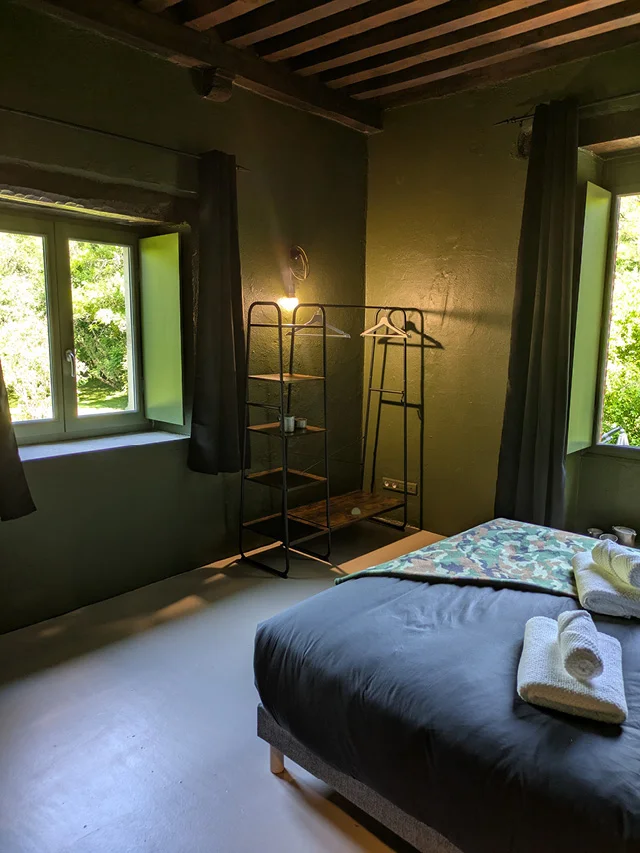 Les fenêtres et la vue du parc dans  la chambre La Chute de la Tuilerie
