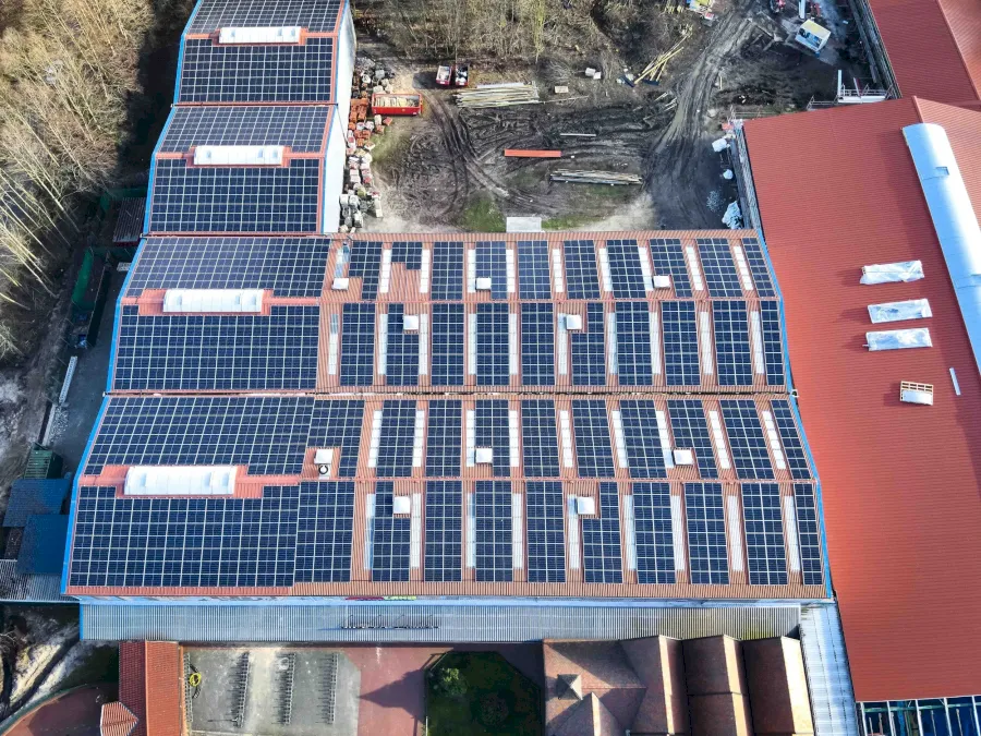 Gebäude mit Photovoltaik-Anlage auf dem Dach.