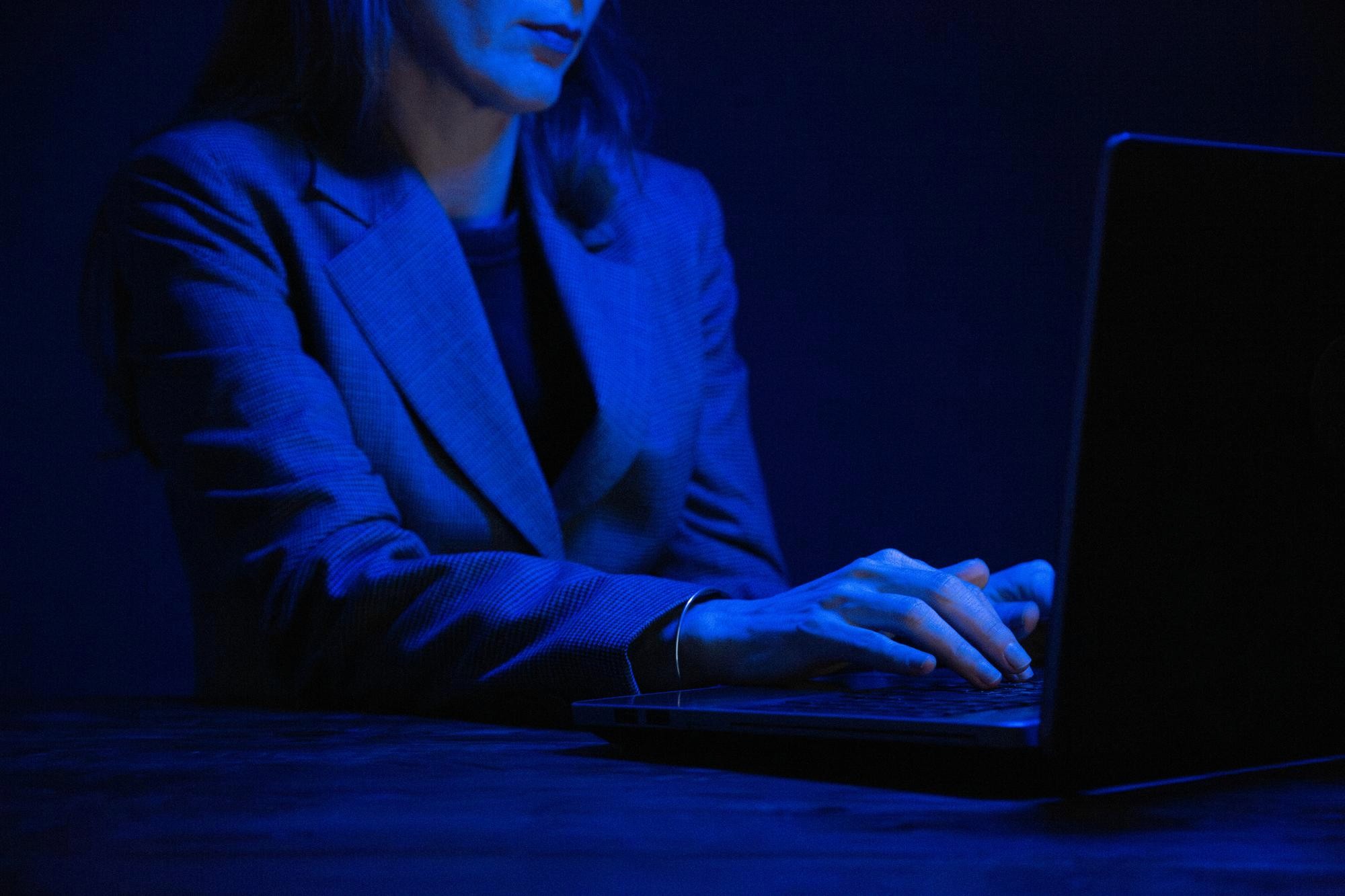 Zwei Fachpersonen analysieren KI-Governance-Strukturen am Laptop in einem modernen Büro