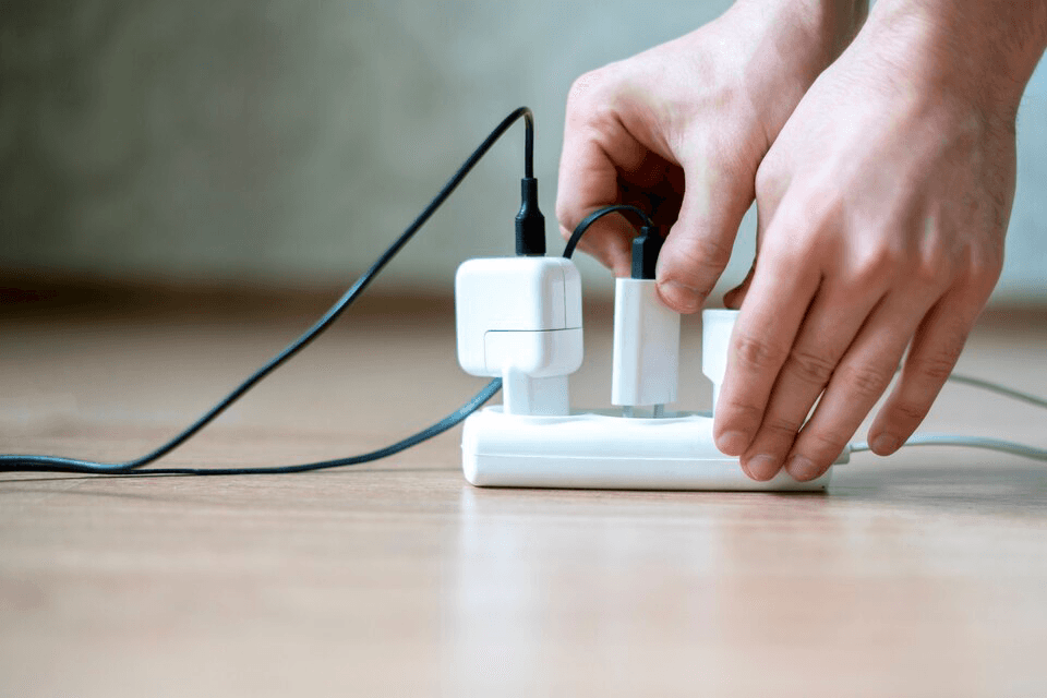 Électricien discutant de la mise à niveau du système électrique avec des clients à Laeken