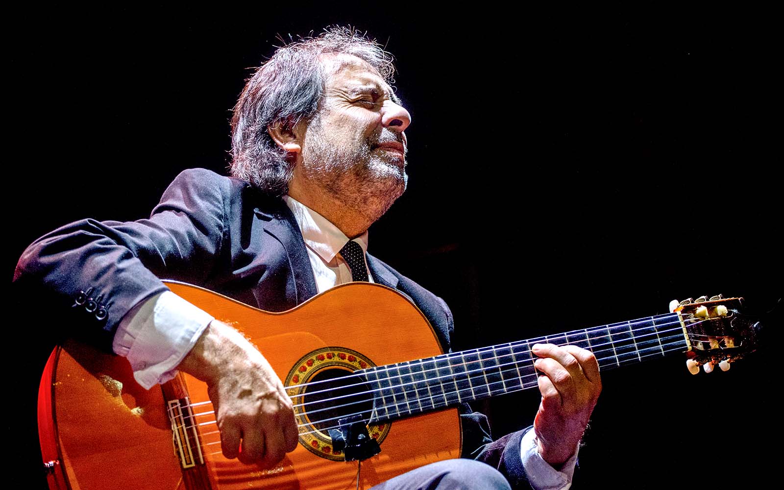 Flamenco guitarist performing at Pasión espectáculo flamenco.