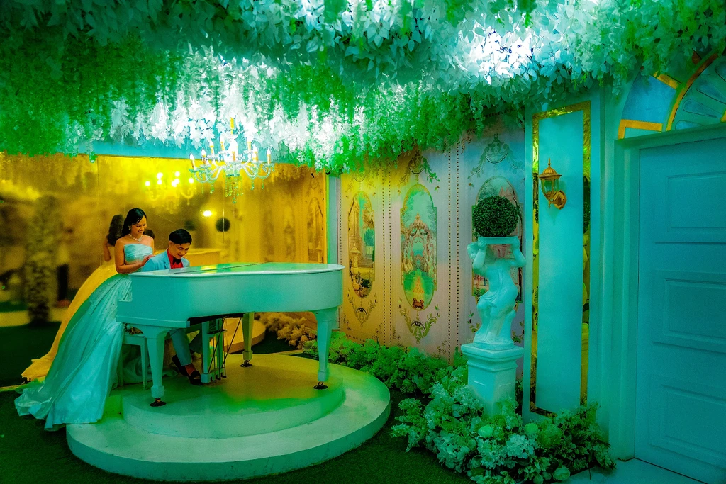 Couple at the white grand piano under wisteria at Celestia Hall