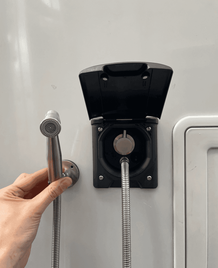 Nachrüstung einer Dusche am Camping Fahrzeug.