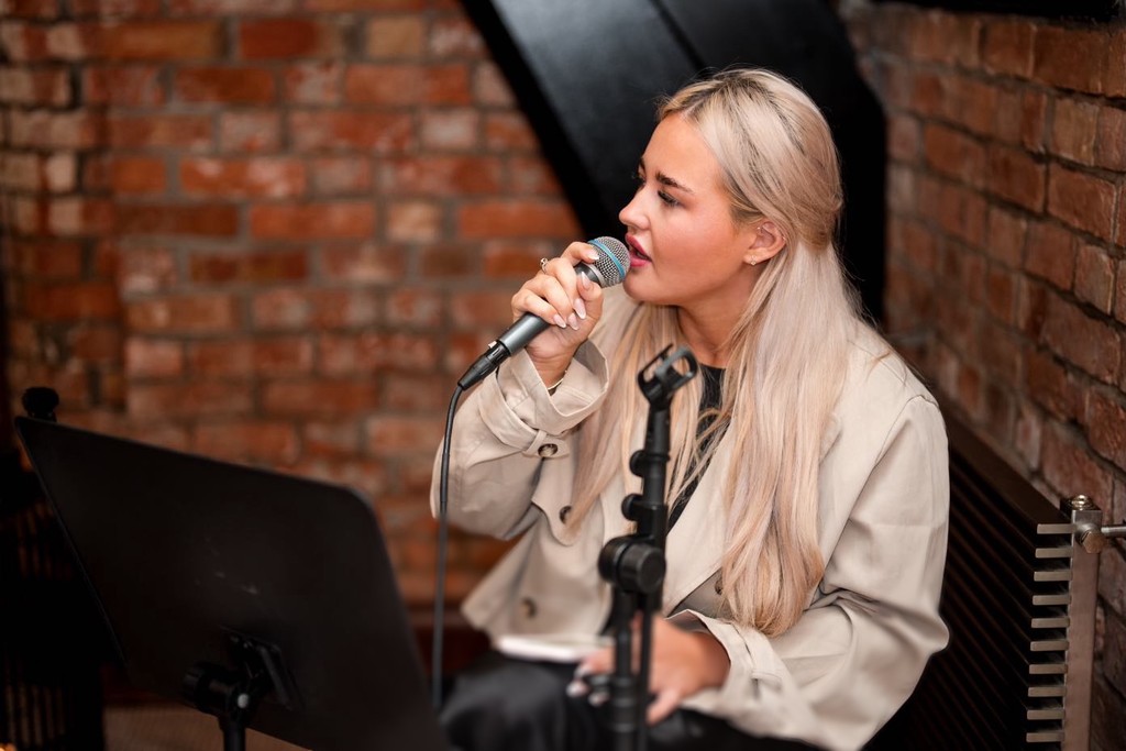 Amber Beckinsale Vocalist 8