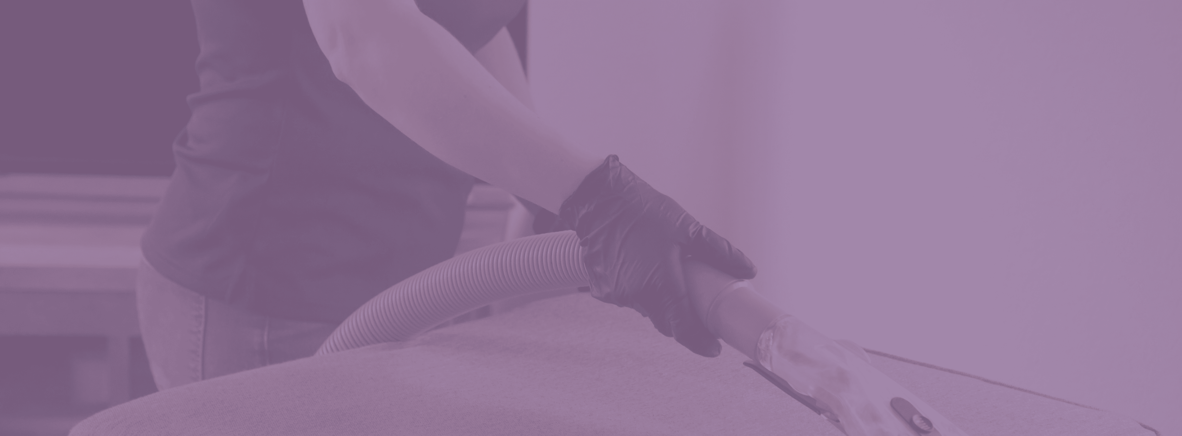 Žena vysávající pohovku