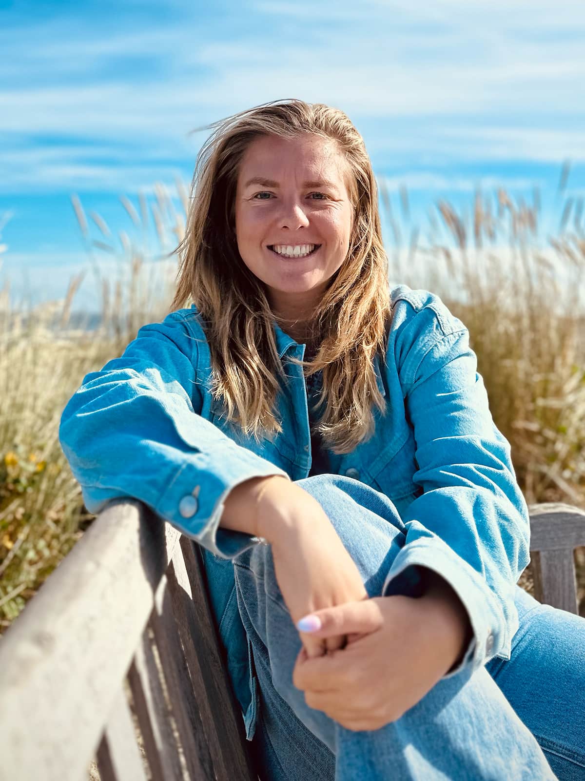 Portretfoto van Roos van der Burg, oprichter en CEO van SheVibes, lachend in een natuurlijke omgeving.