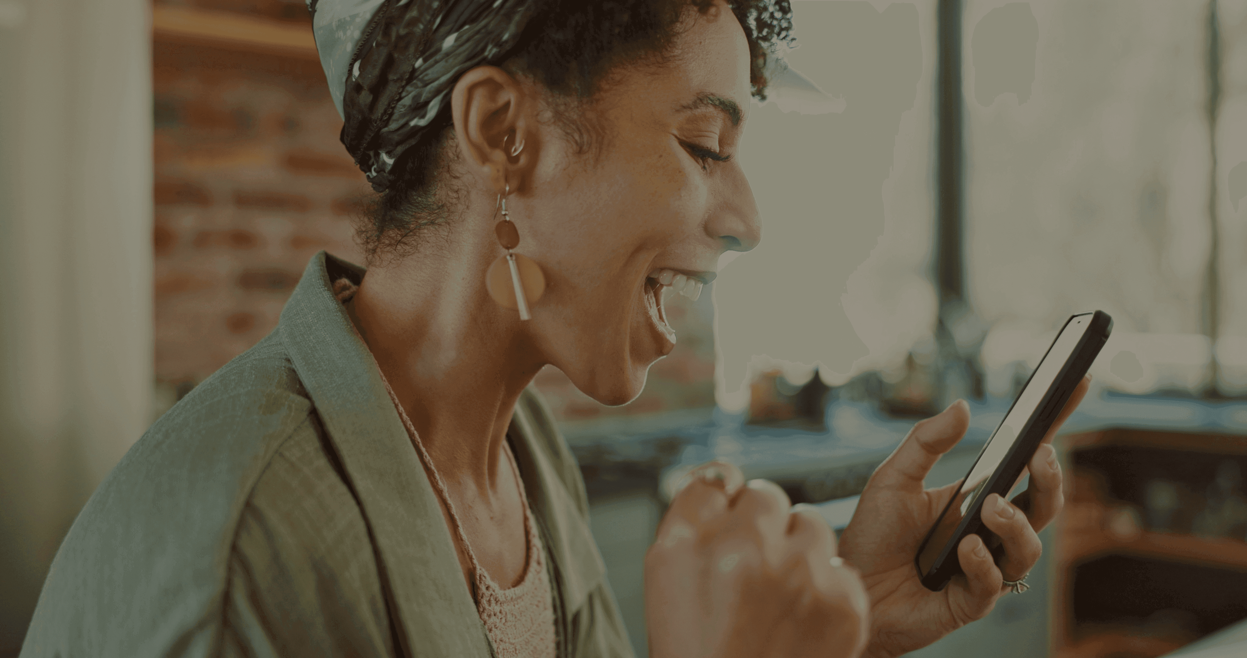 Mulher feliz ao receber premiação da Rewar 