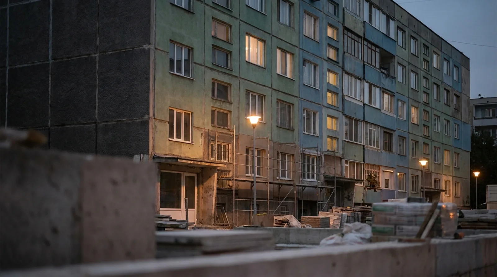 Панелен жилищен блок вечер със зелено-синя фасада