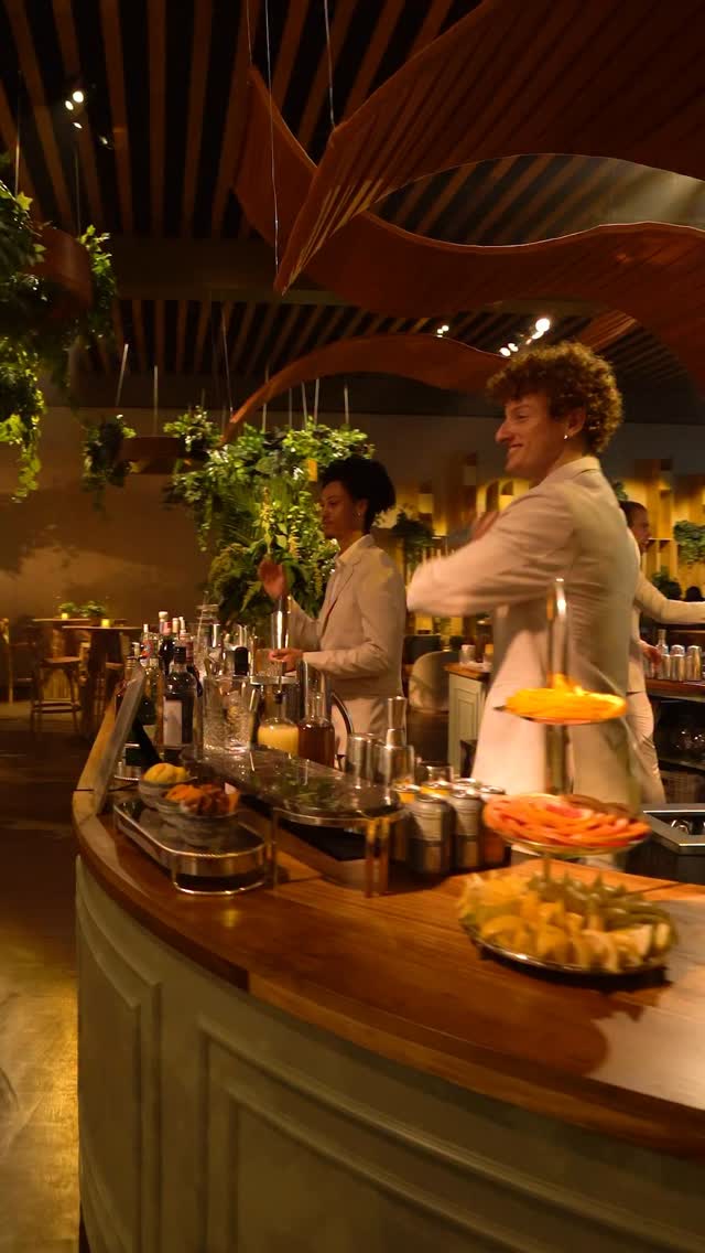 Garçom‑barista oferece espresso recém‑tirado em copo biodegradável, reforçando a hospitalidade sustentável do stand.