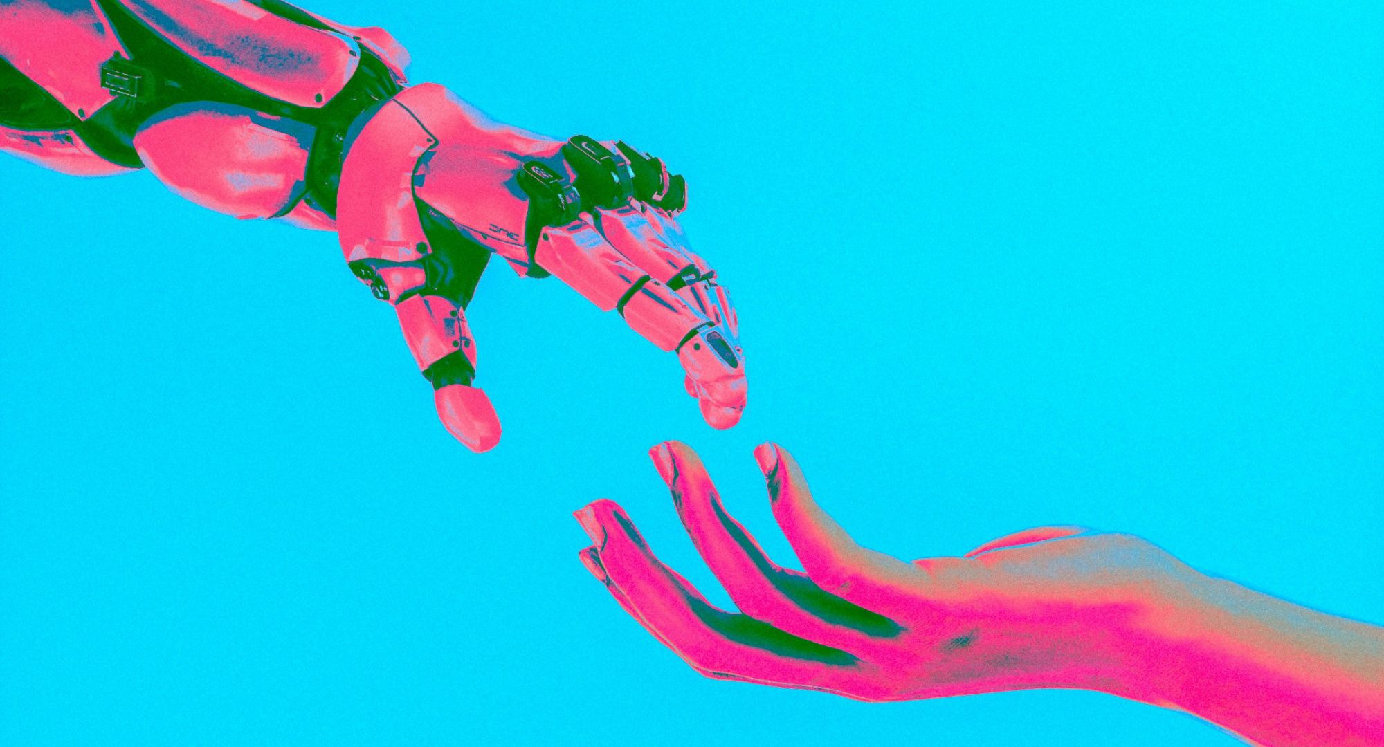 braço robótico e braço humano esticados quase se tocando