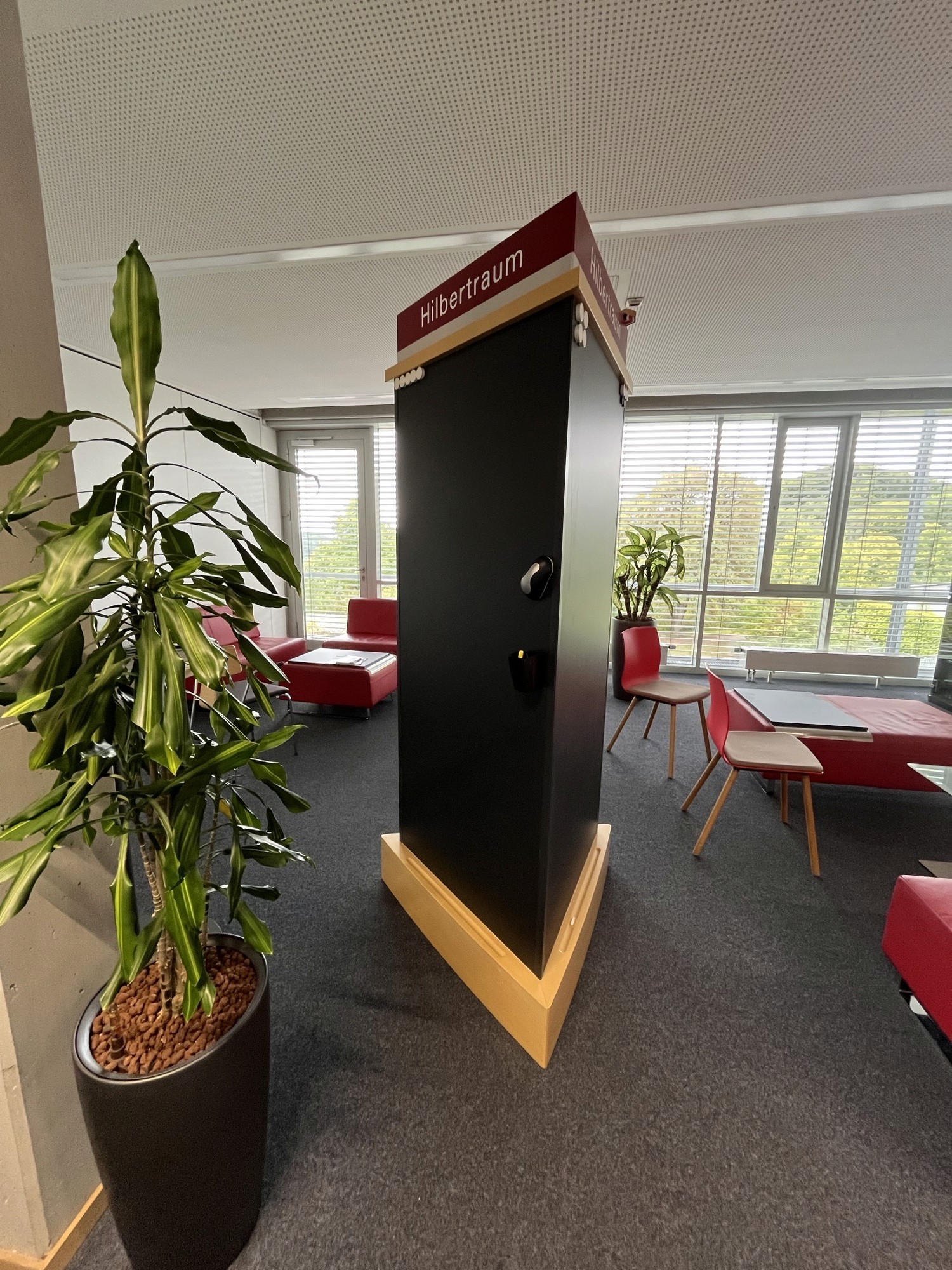 Seminarraum mit dreiseitiger Tafel