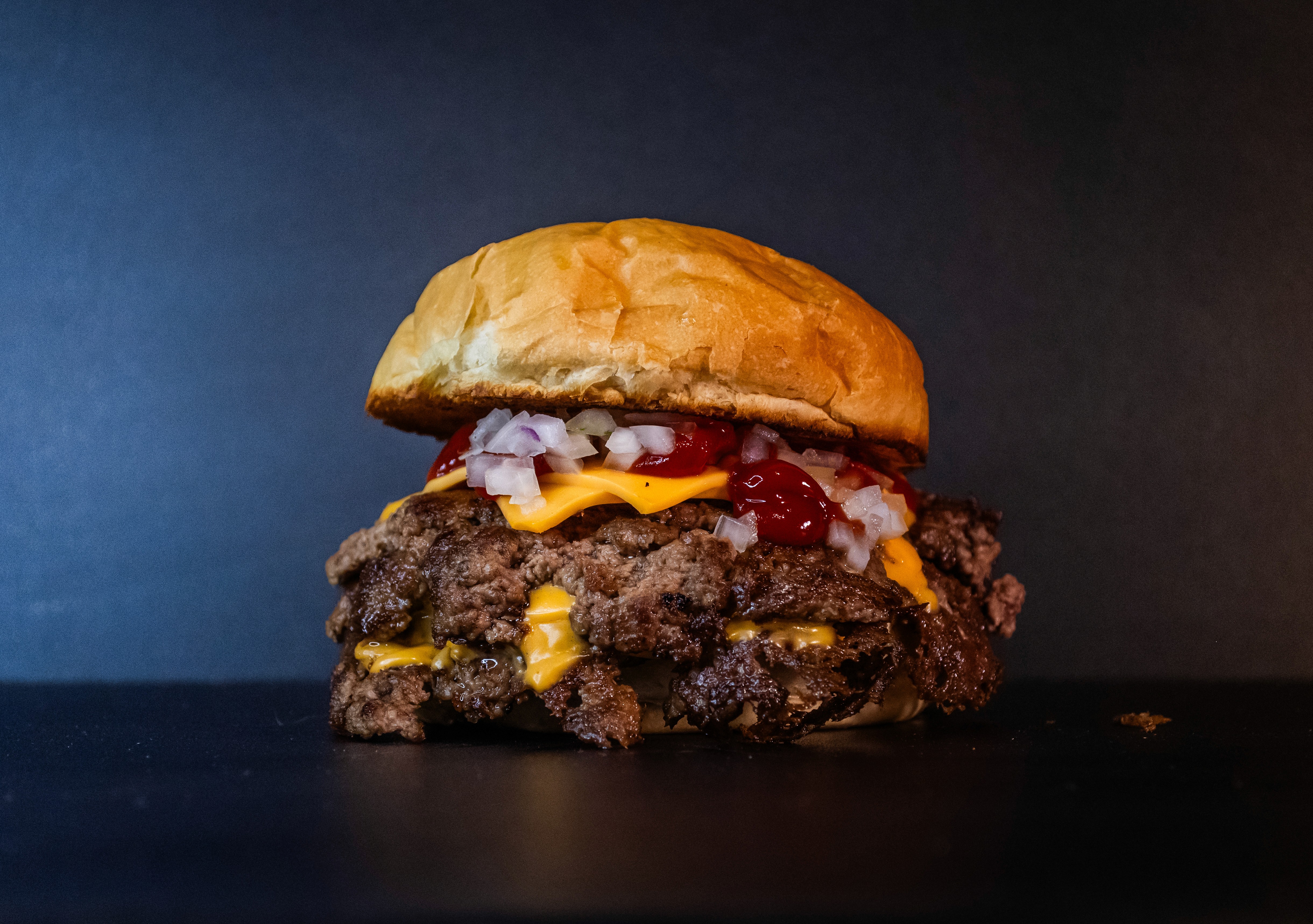 hamburguesa smash de queso, Cheddar, kétchup, cebolla.