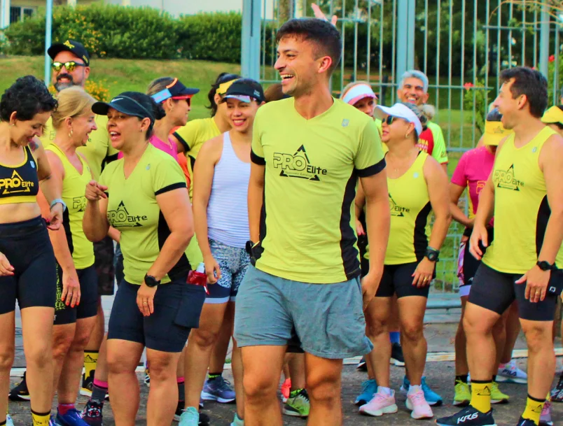 treinador feliep da pro elite orientando seus alunos