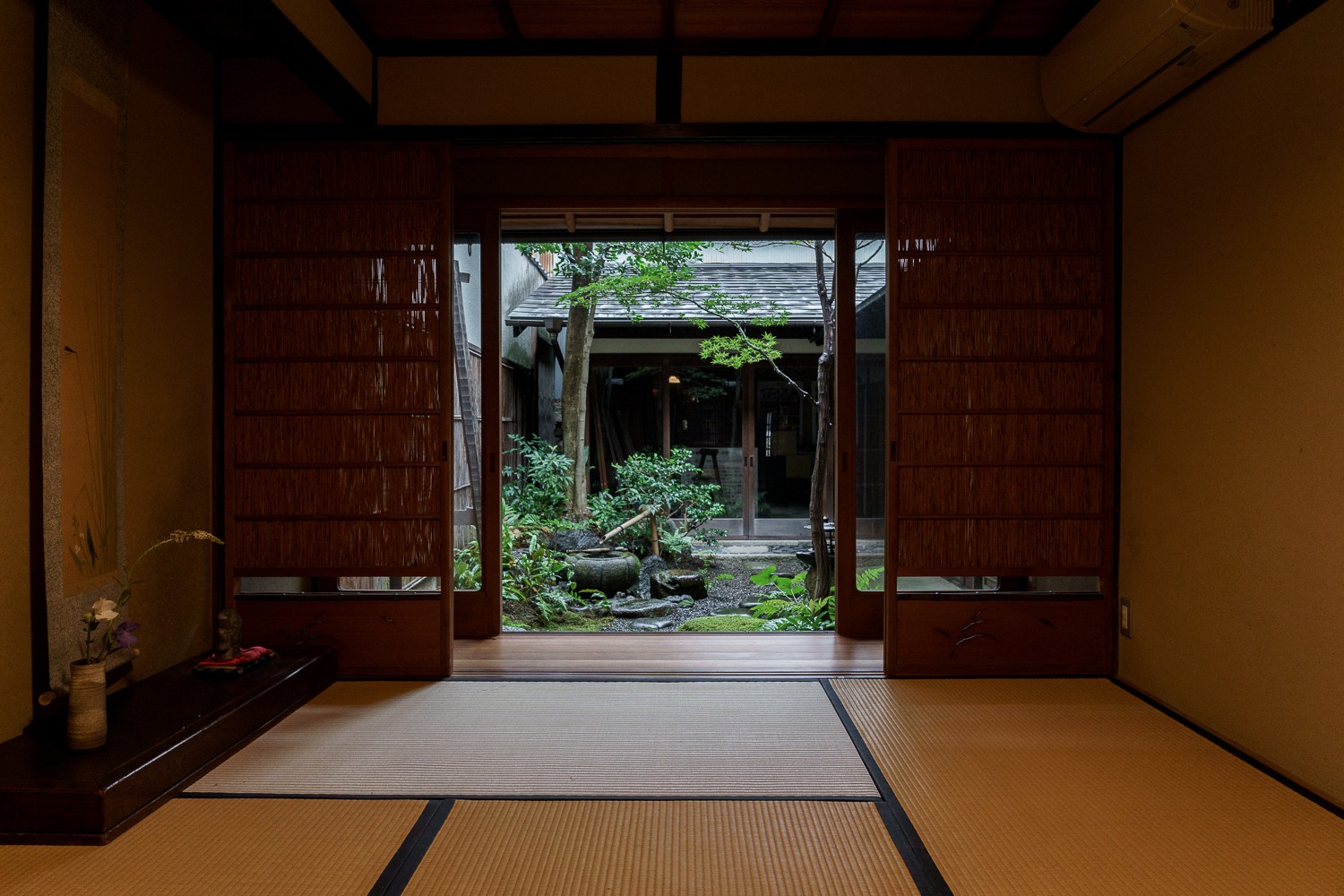 緑の綺麗な前栽(中庭)は、以前は増築で子供部屋になっていた場所。1から作り直し元からあったかのように馴染んでいる。
