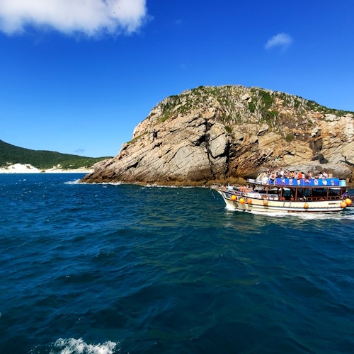 Arraial do Cabo: Tur ghidat cu barca + Transfer dus-întors + Bilete pentru prânz în Rio de Janeiro