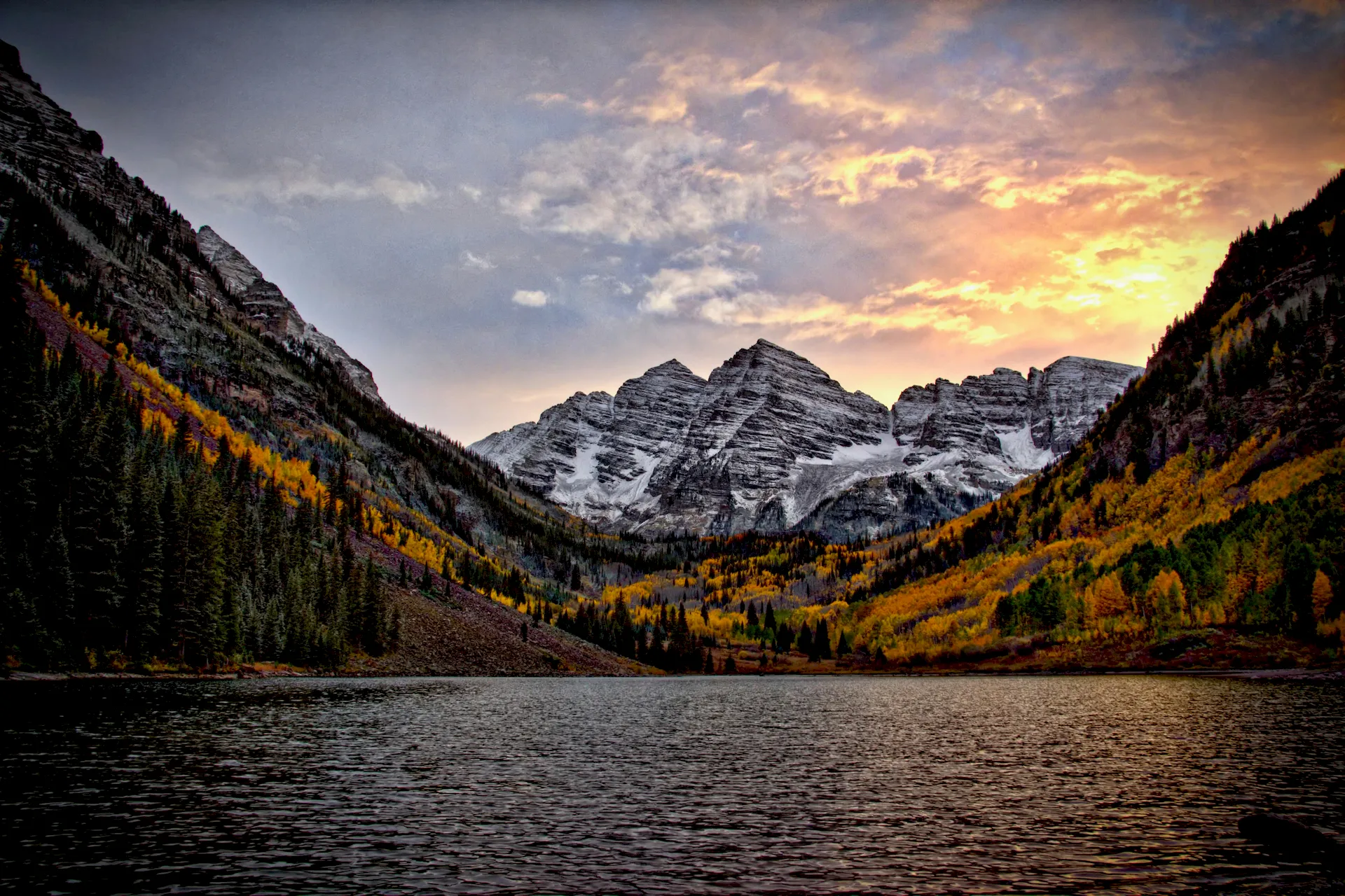 Beautiful picture of Maroon Bells in Aspen during the fall