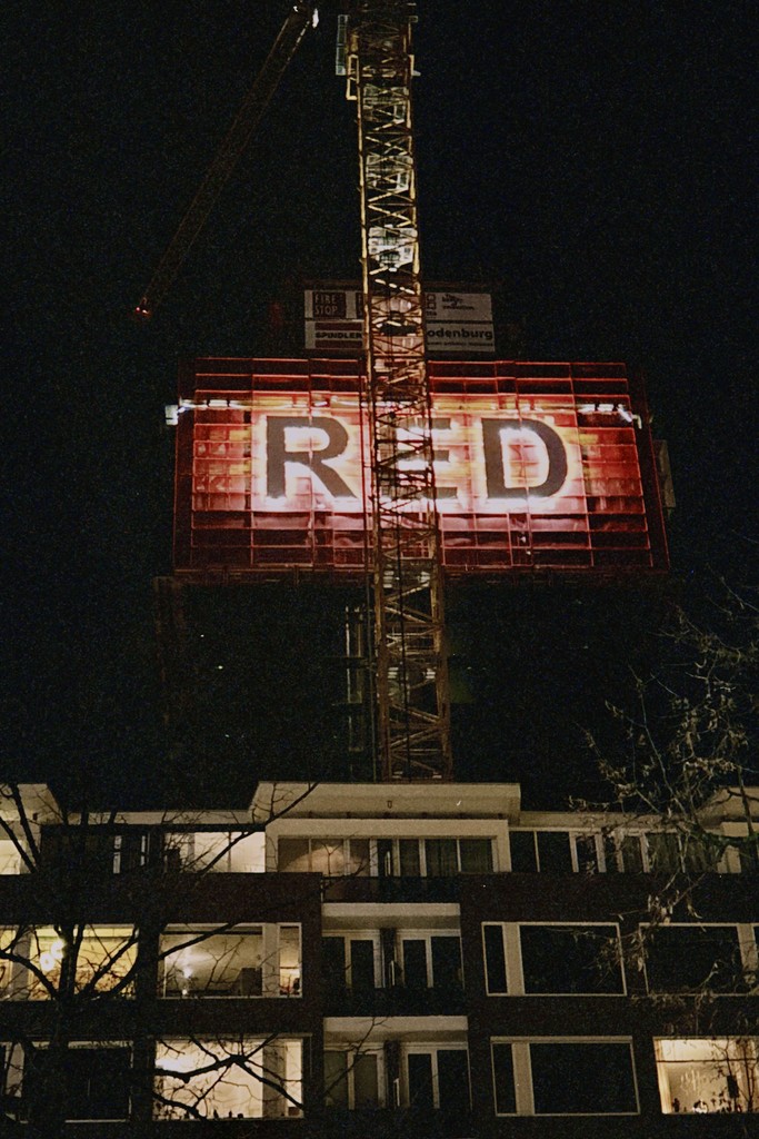 Foto einer Baustelle mit der Aufschrift „RED“ in Rotterdam