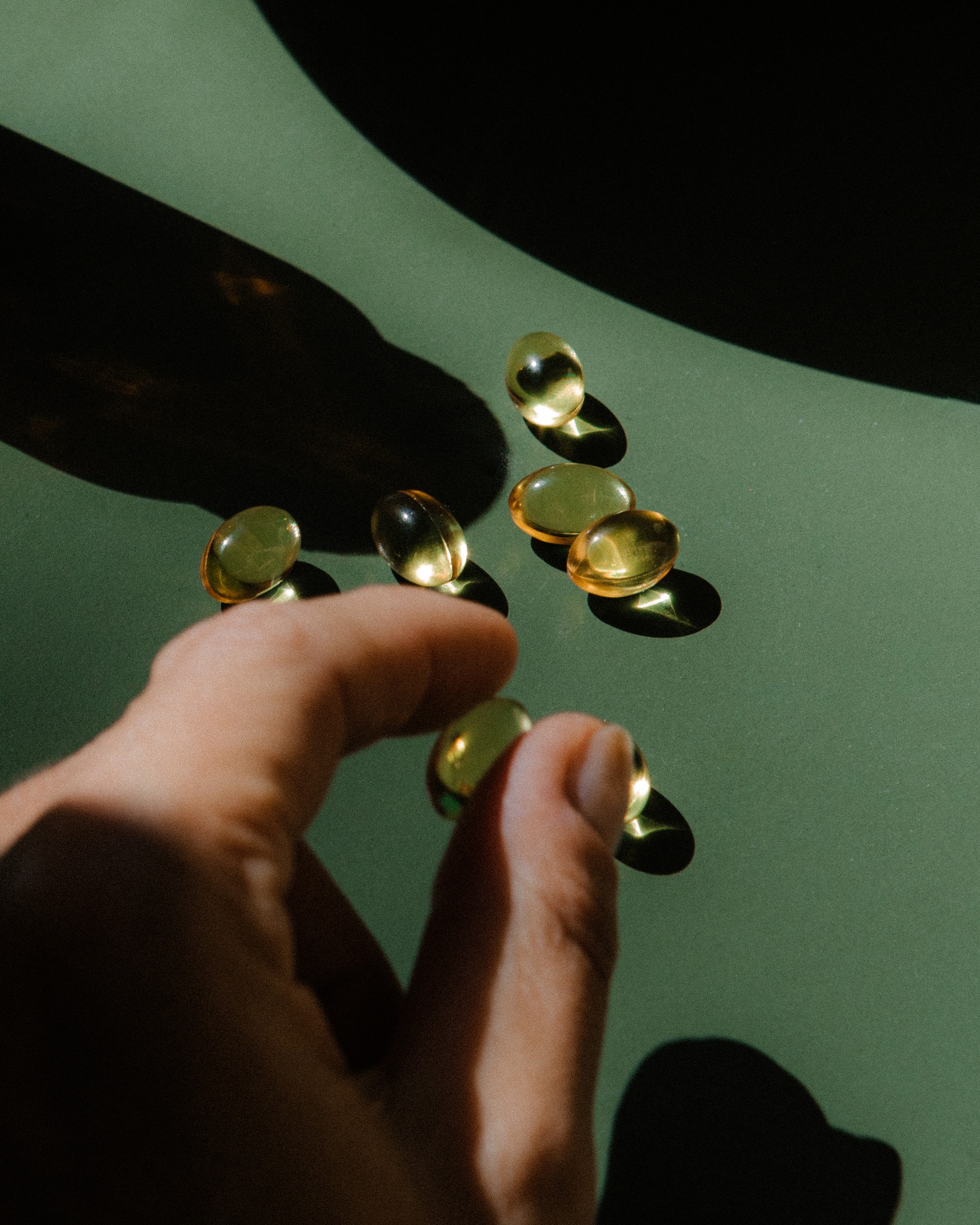 Hand mit Omega-3 Softgel-Kapseln – Oresa Nahrungsergänzung