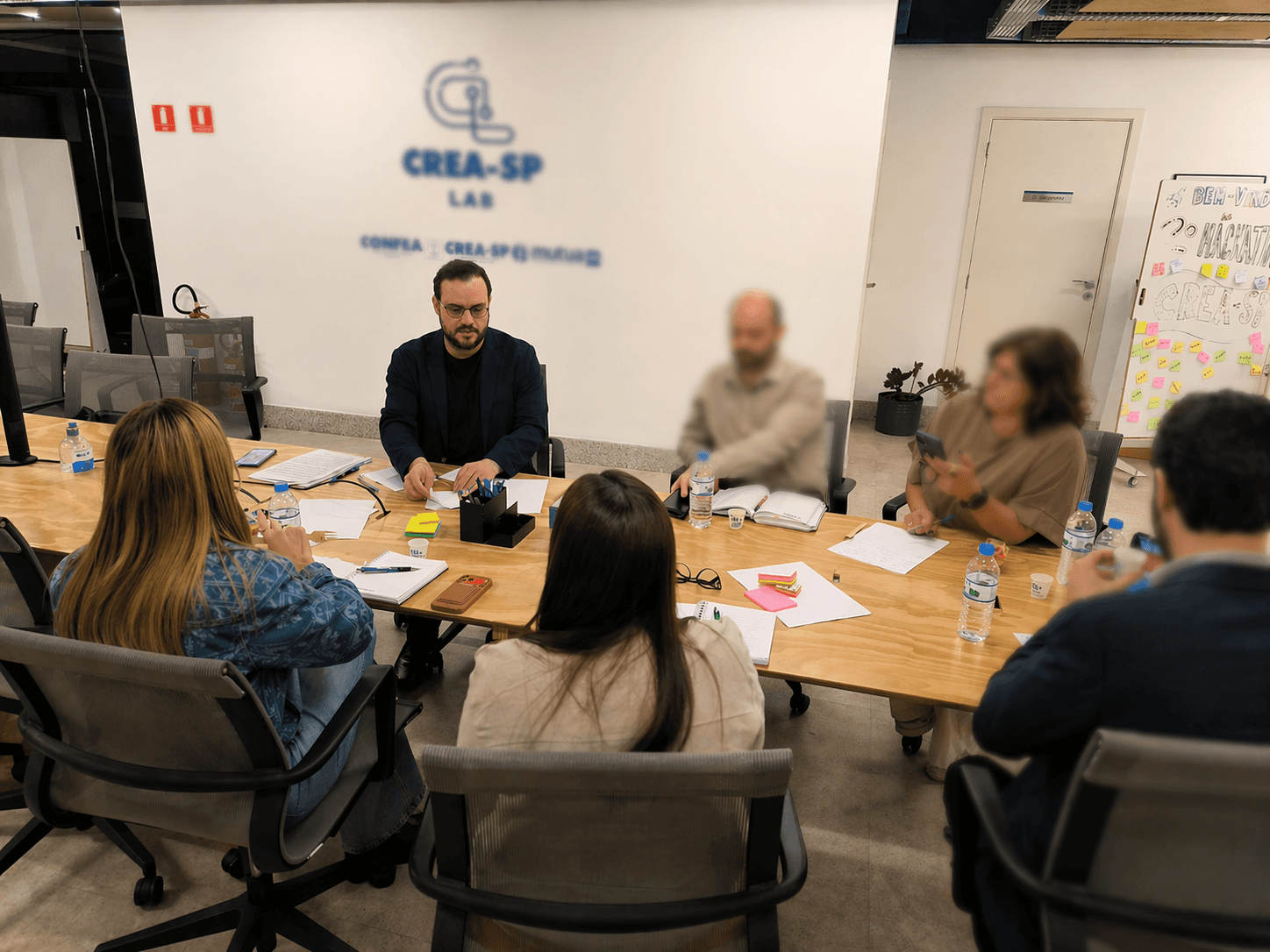 Pedro Bianchi em pé durante apresentação em ambiente corporativo