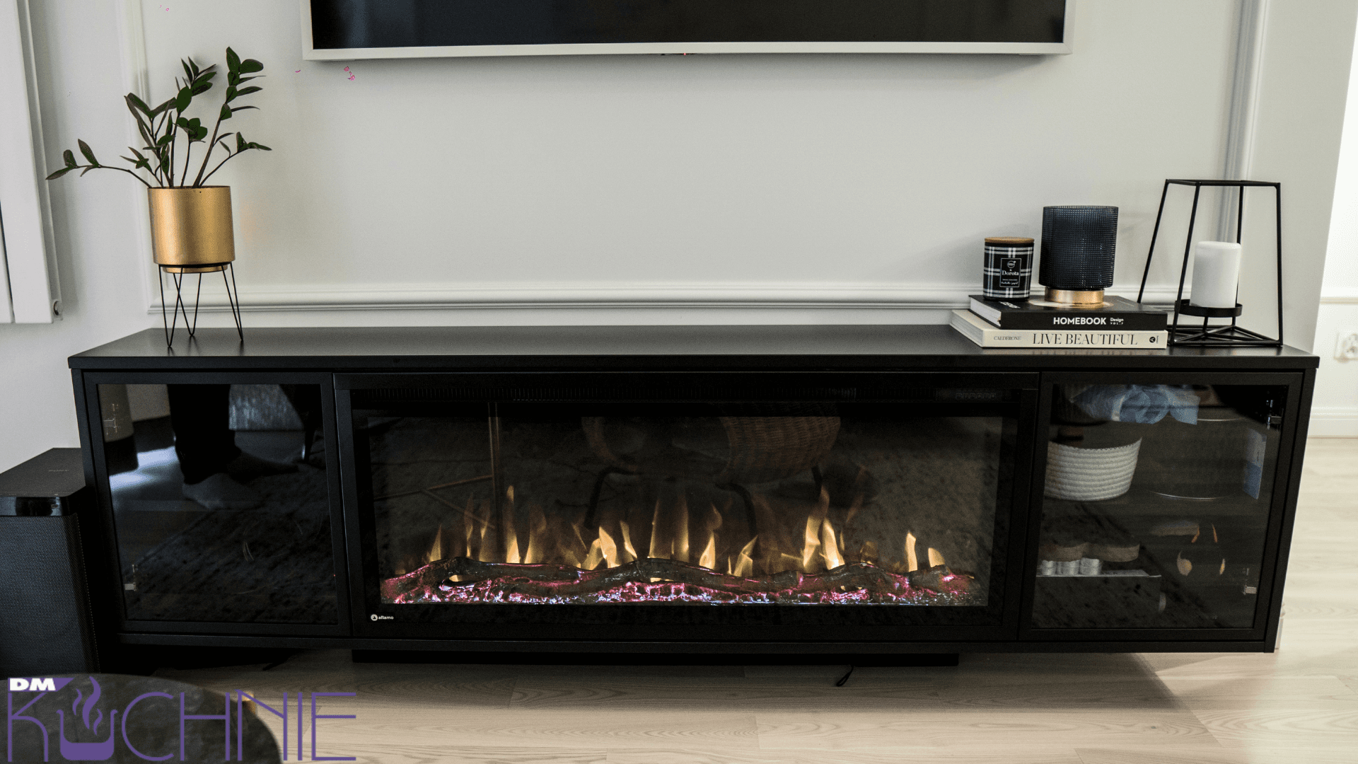 Zabudowa na wymiar Warszawa – nowoczesna szafka RTV z kominkiem elektrycznym