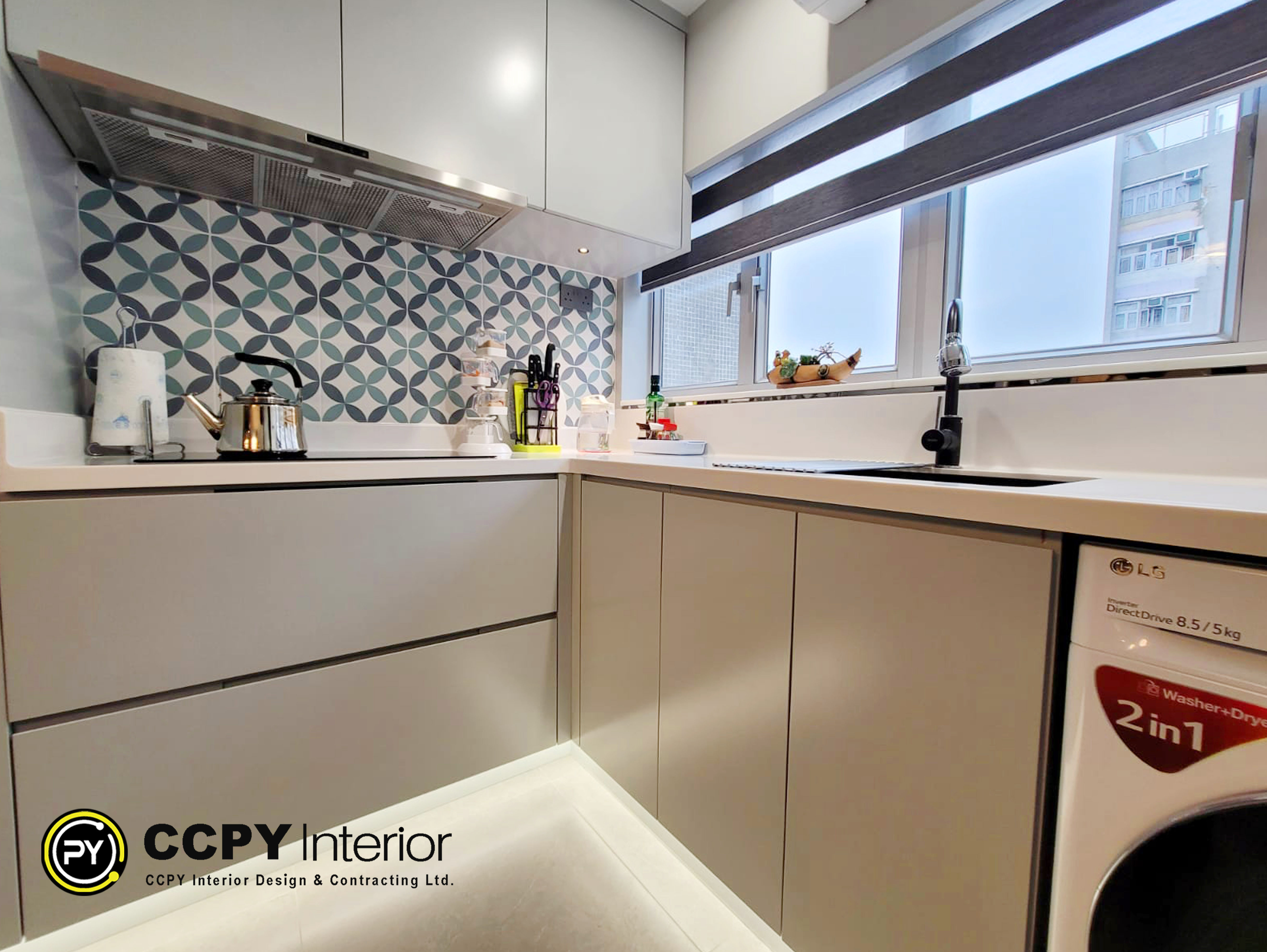 High-end appliances, including an Electrolux 嵌入式蒸焗爐, are integrated into the cabinetry, while a LG Washer/Dryer is built-in under the counter for a clean appearance.