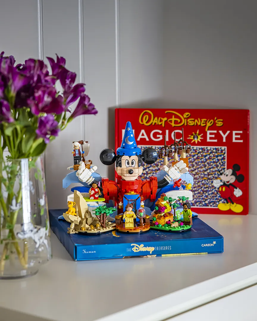 LEGO Disney-modell med Mikke Mus som Trollmannens lærling, omgitt av små ikonsike scener og Disney-figurer