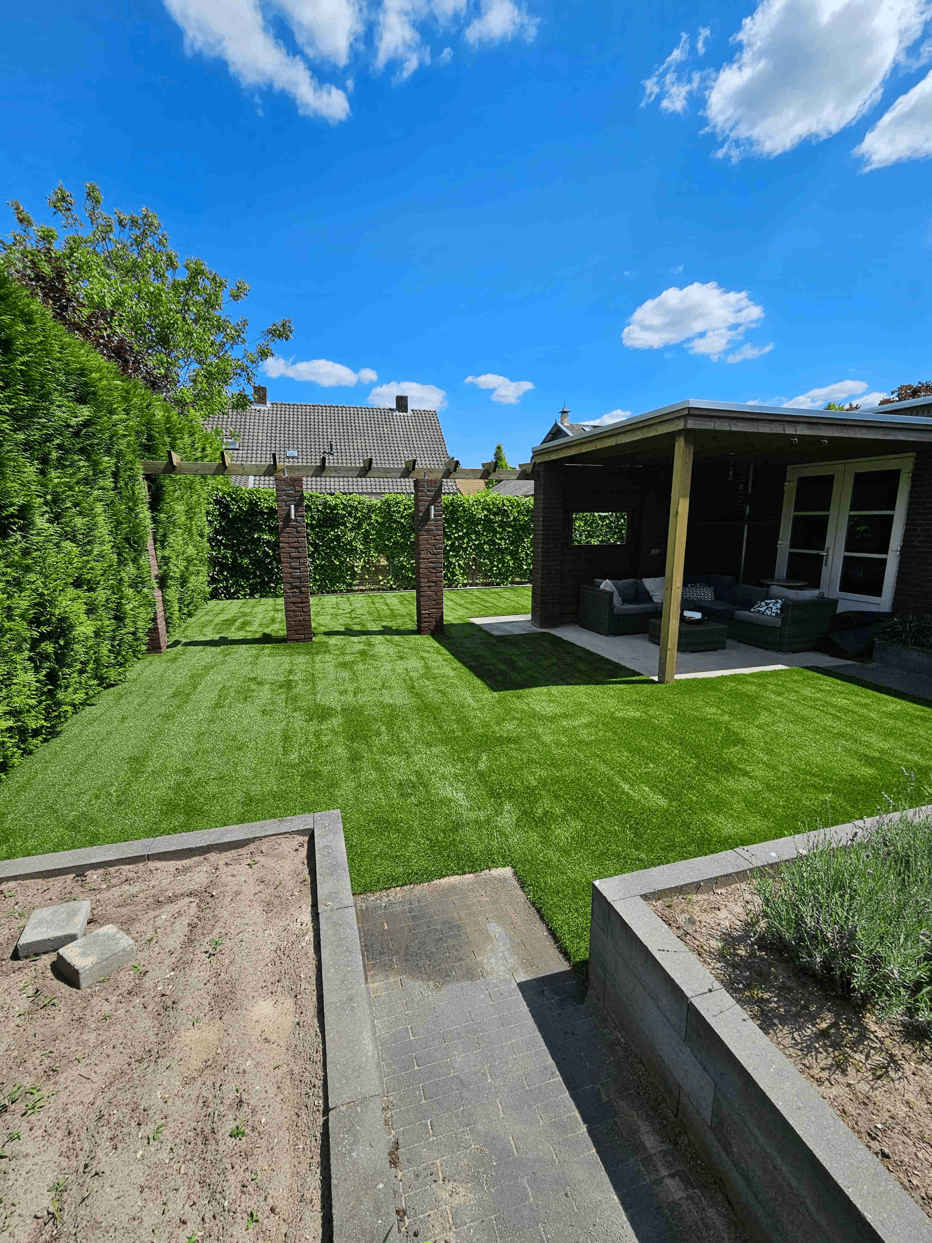 Complete achtertuin met poort en huis - VDV kunstgras