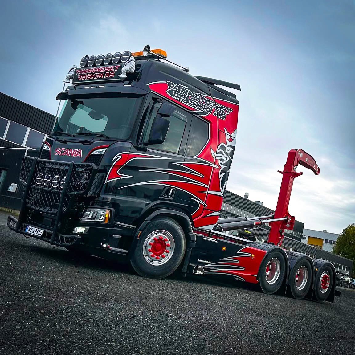 Gravemaskin som står i utkant av en skog.