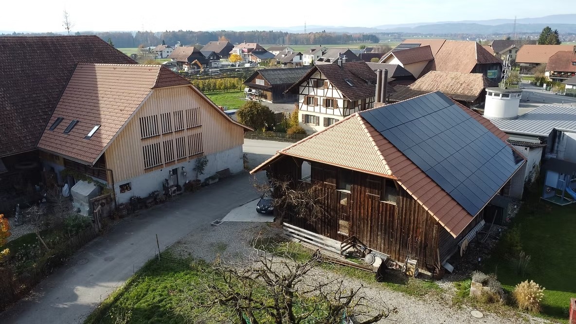Ein kleines Bauernhaus mit einer ganzflächigen Solaranlage.