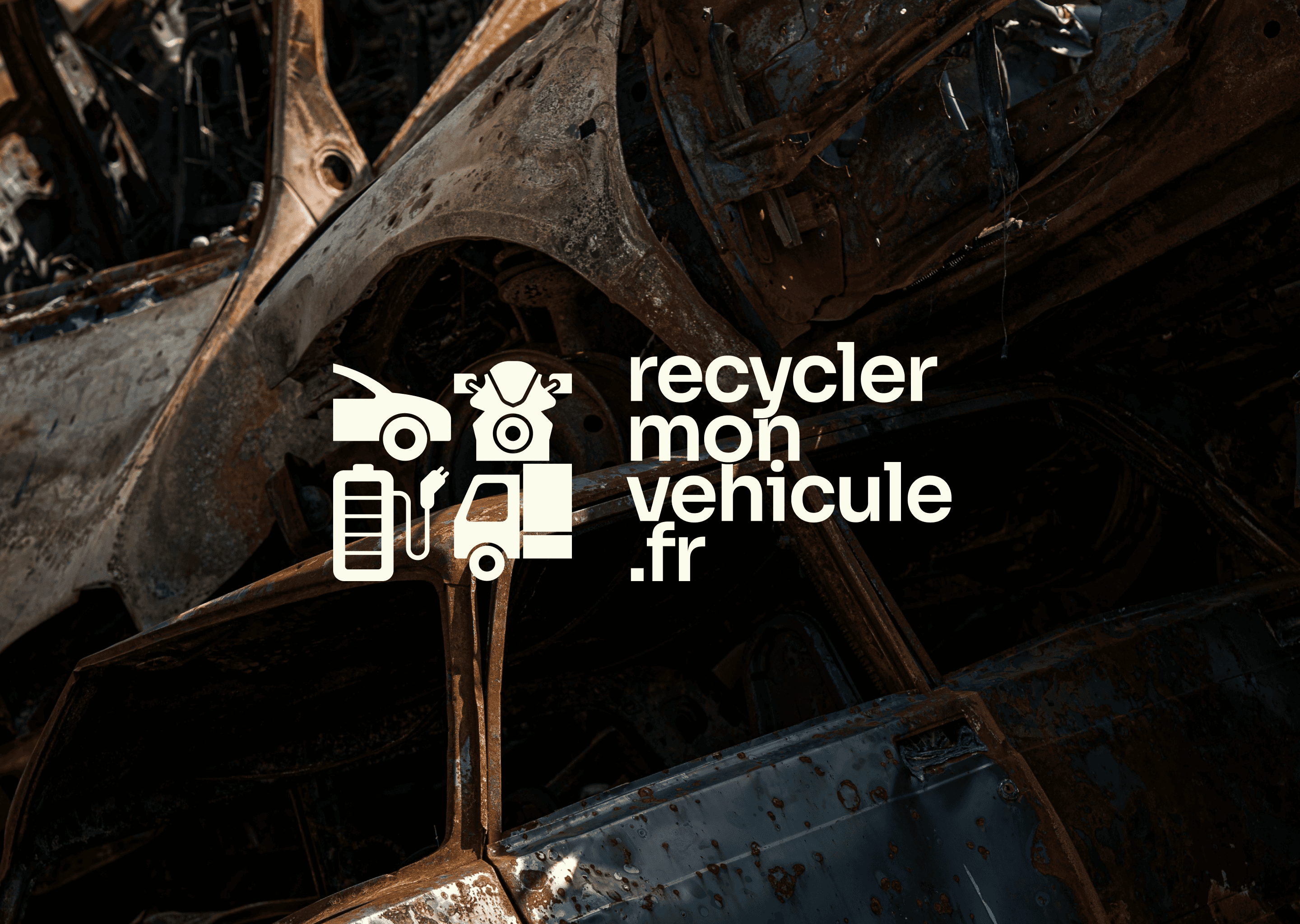 Logo Recycler Mon véhicule sur fond de voiture rouillées dans une décharge