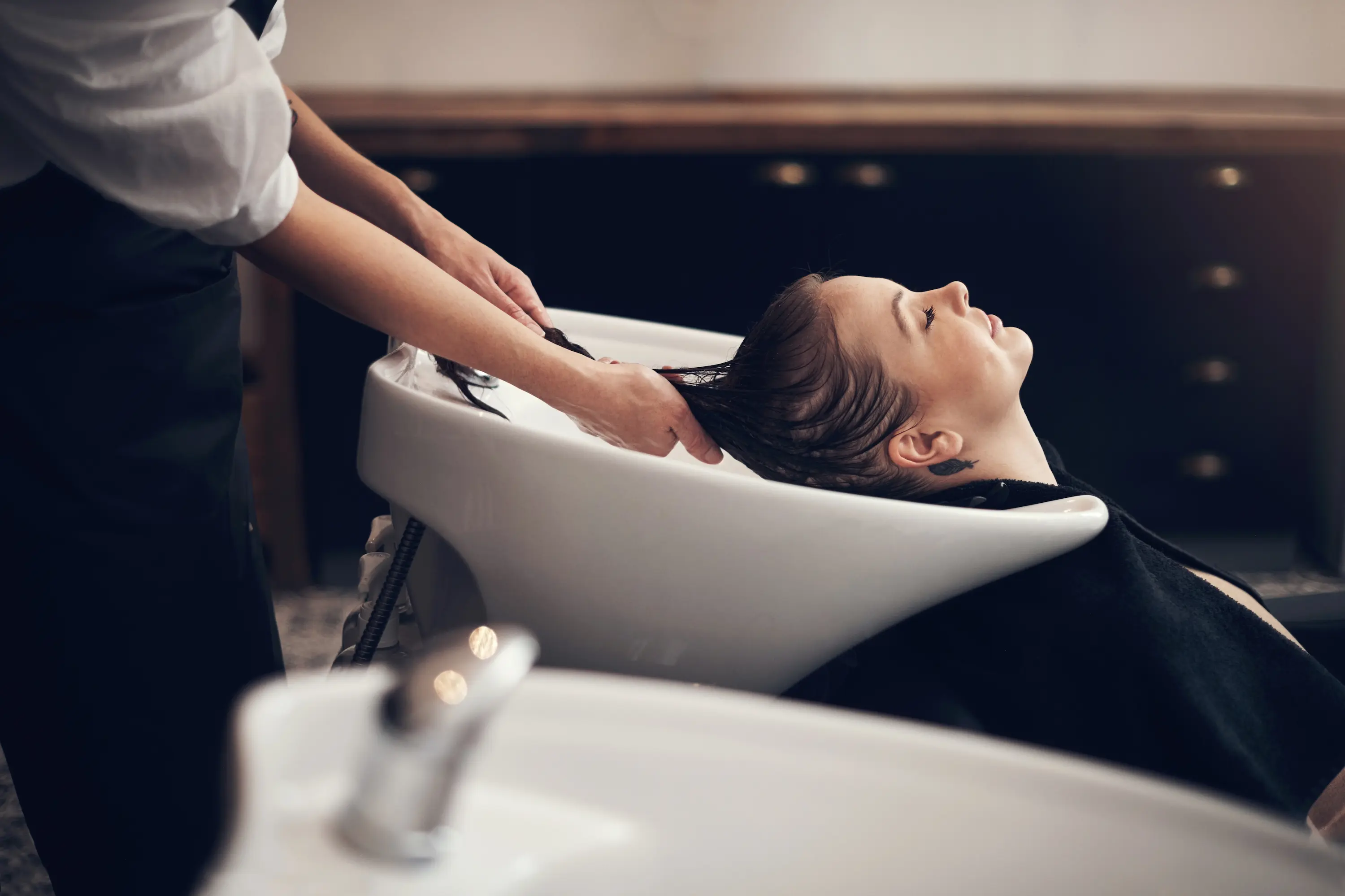 Vrouw geniet van een headspa behandeling