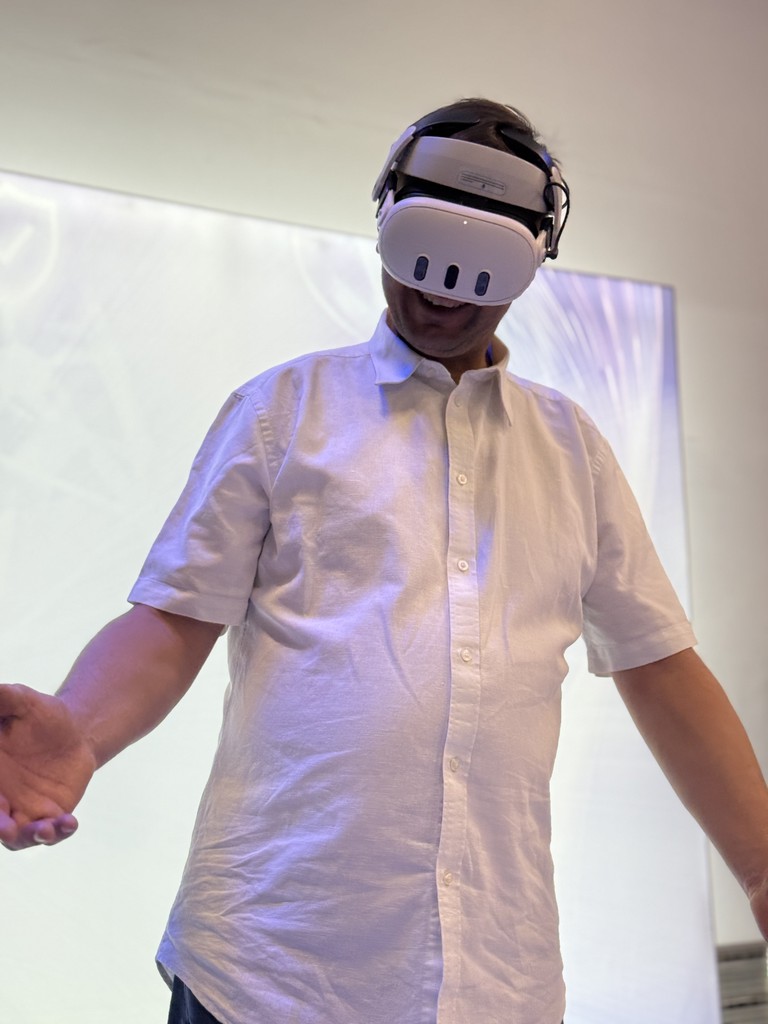 pracownik wykonujacy szkolenie przypominajace przy uzyciu technologii vr