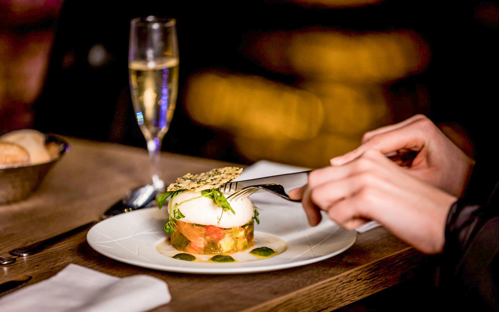 Persoon die dineert met een gastronomisch gerecht tijdens een Seine Rivier cruise in Parijs.