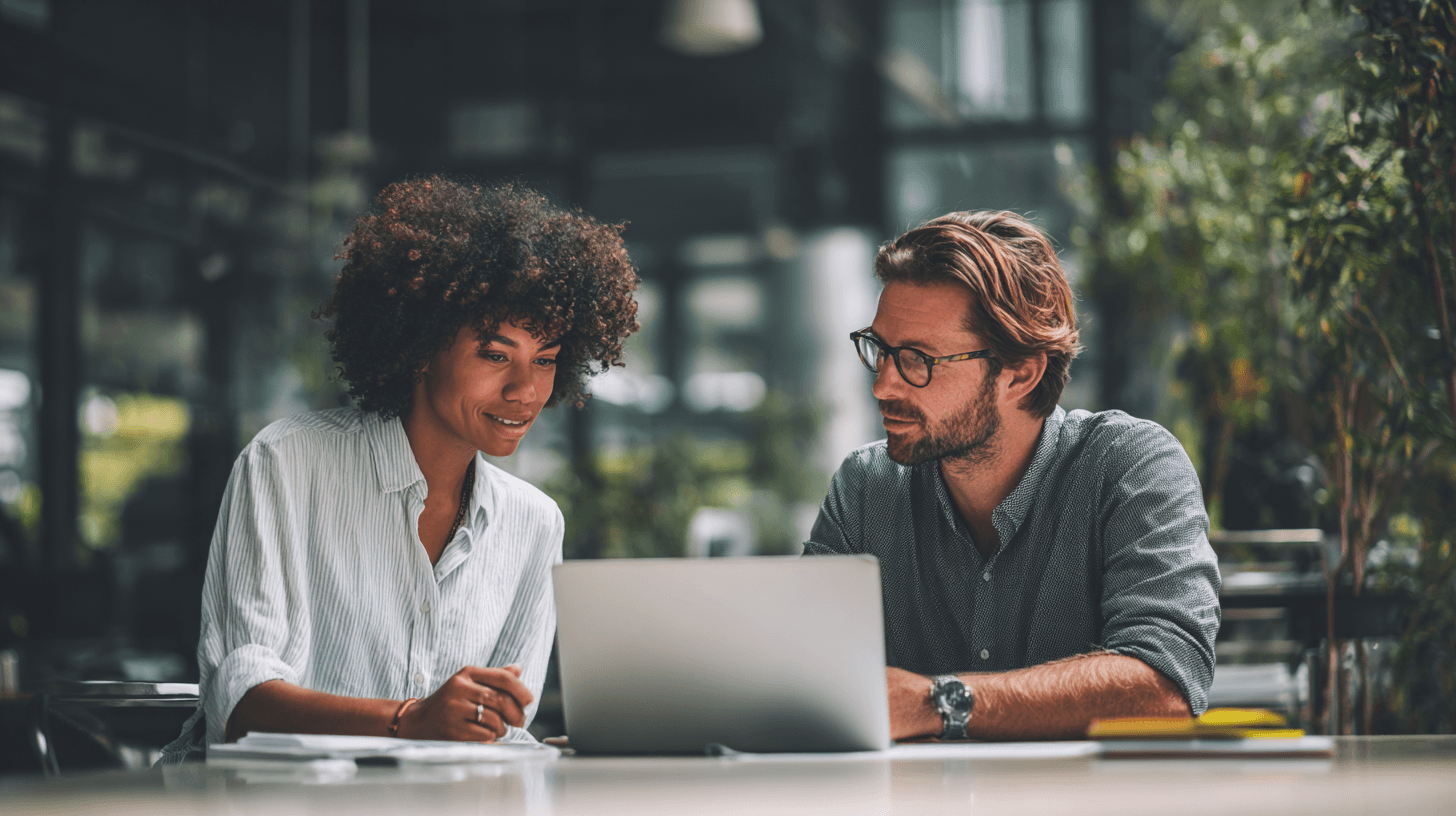 Twee professionals in overleg over identity and access management
