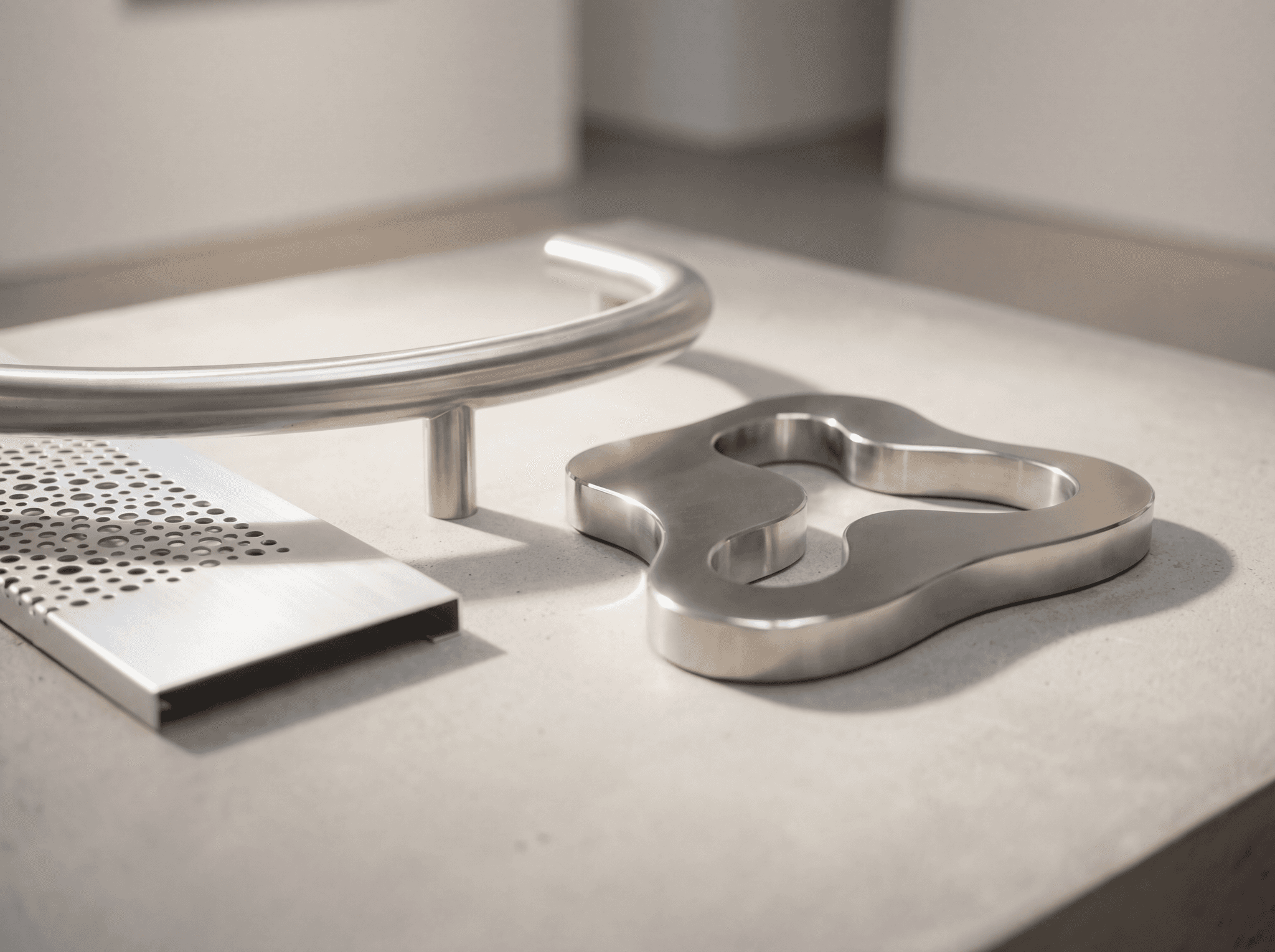 Componenti in metallo sagomati per architettura e design con finitura satinata