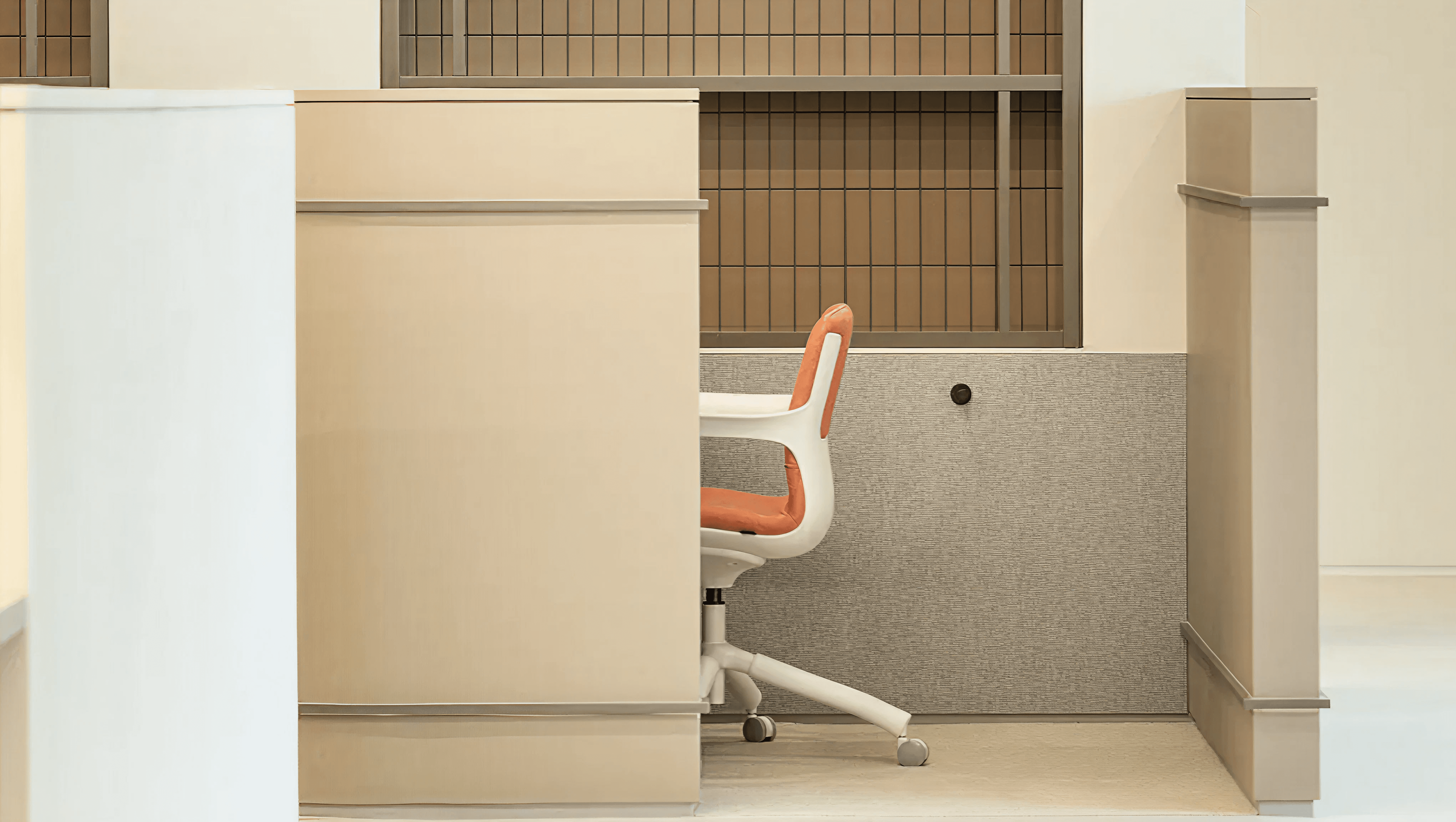 반벽 높이와 뒷쪽 테이블 스탠드 상단부의 높이를 맞춰 연속감을 주는 공간 디자인