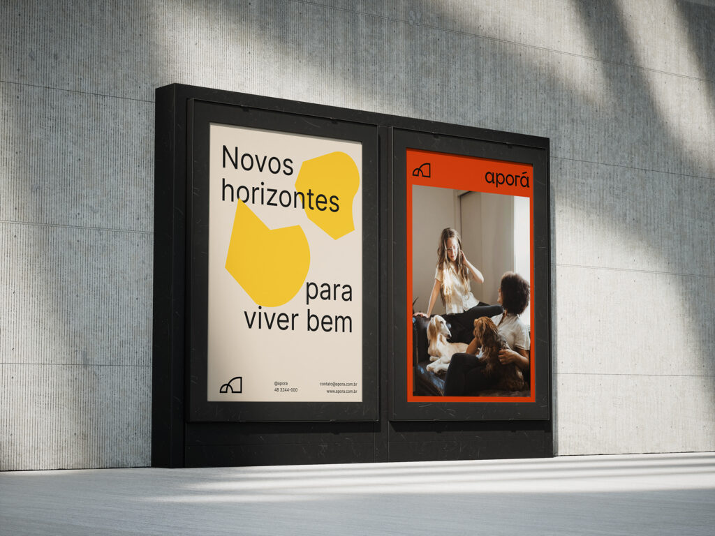 Aplicação da marca aporá em dois cartazes. Em um deles há a frase 
