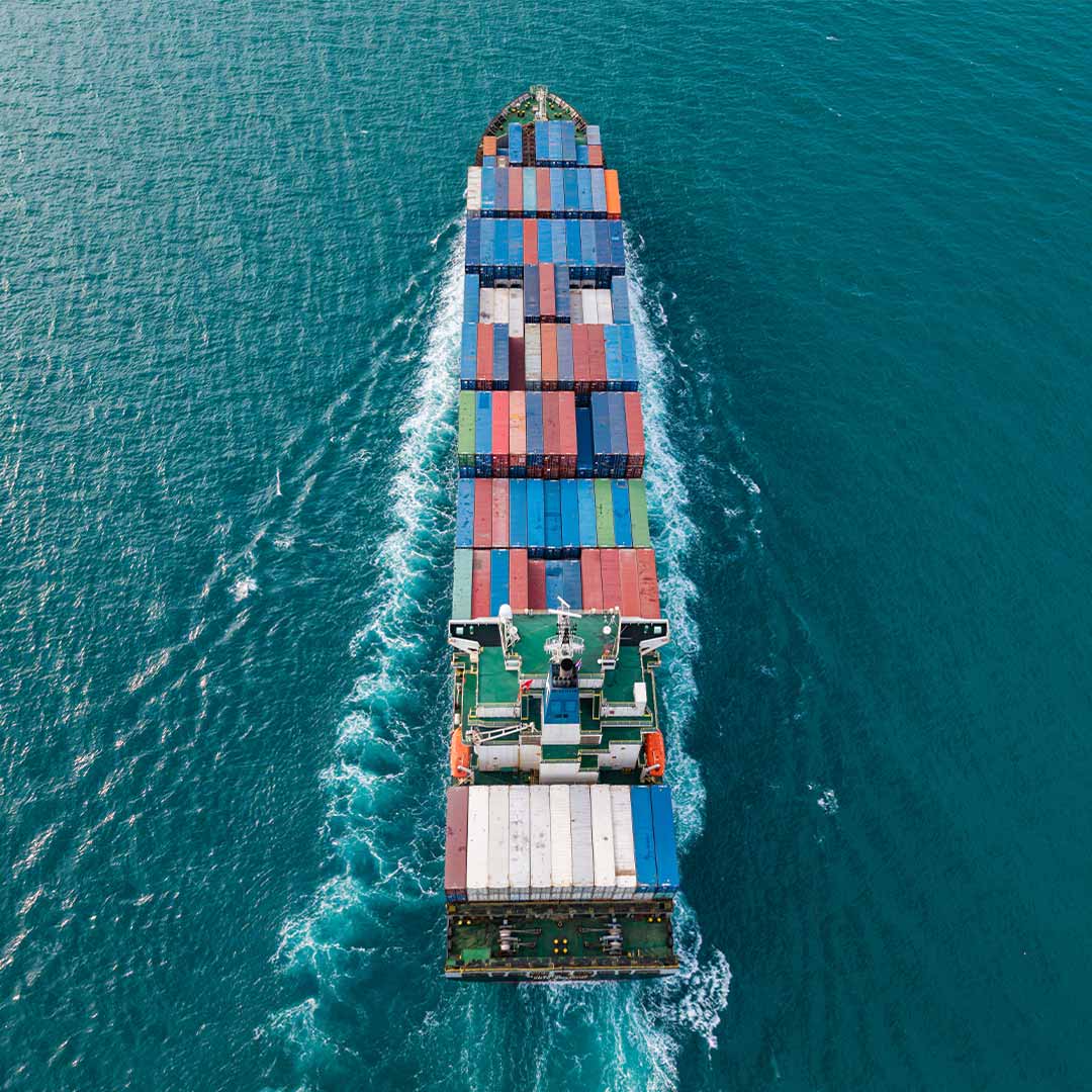 Судно з контейнерами здійснює морську доставку у відкритому океані